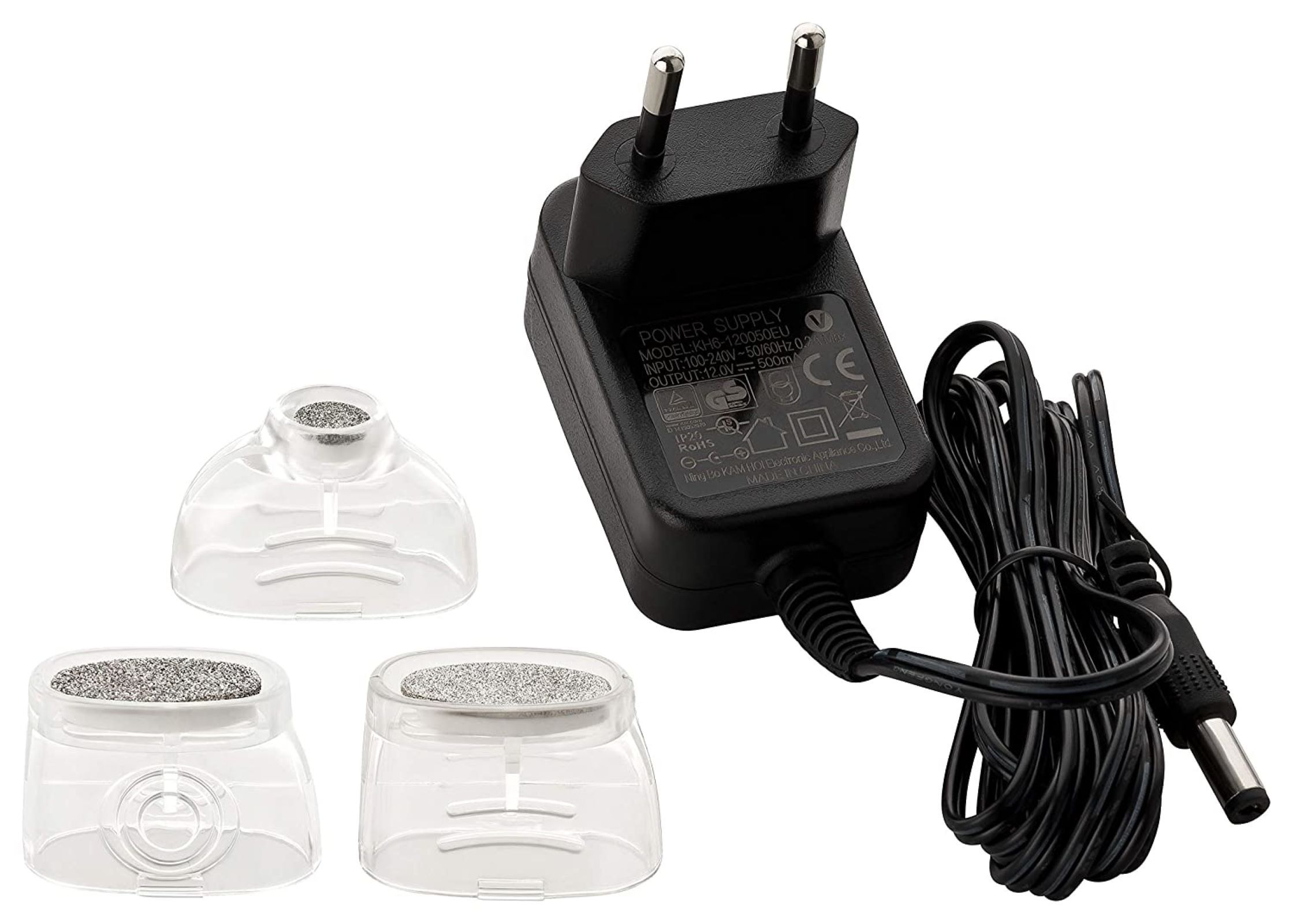Netzteil mit drei Fußpflege-Aufsätzen. Das Netzteil hat einen Stecker.