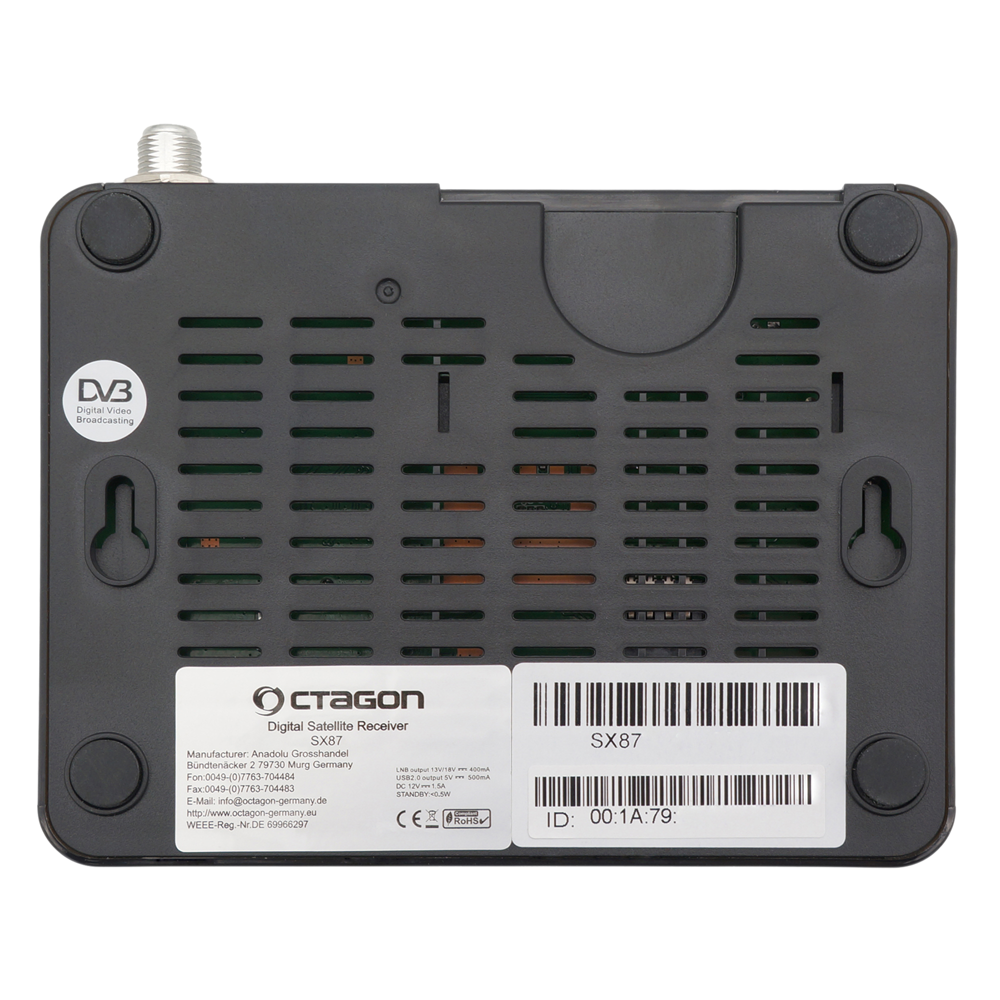 Die Unterseite eines digitalen Satellitenreceivers mit Etiketten und einem Aufkleber auf weißem Grund.