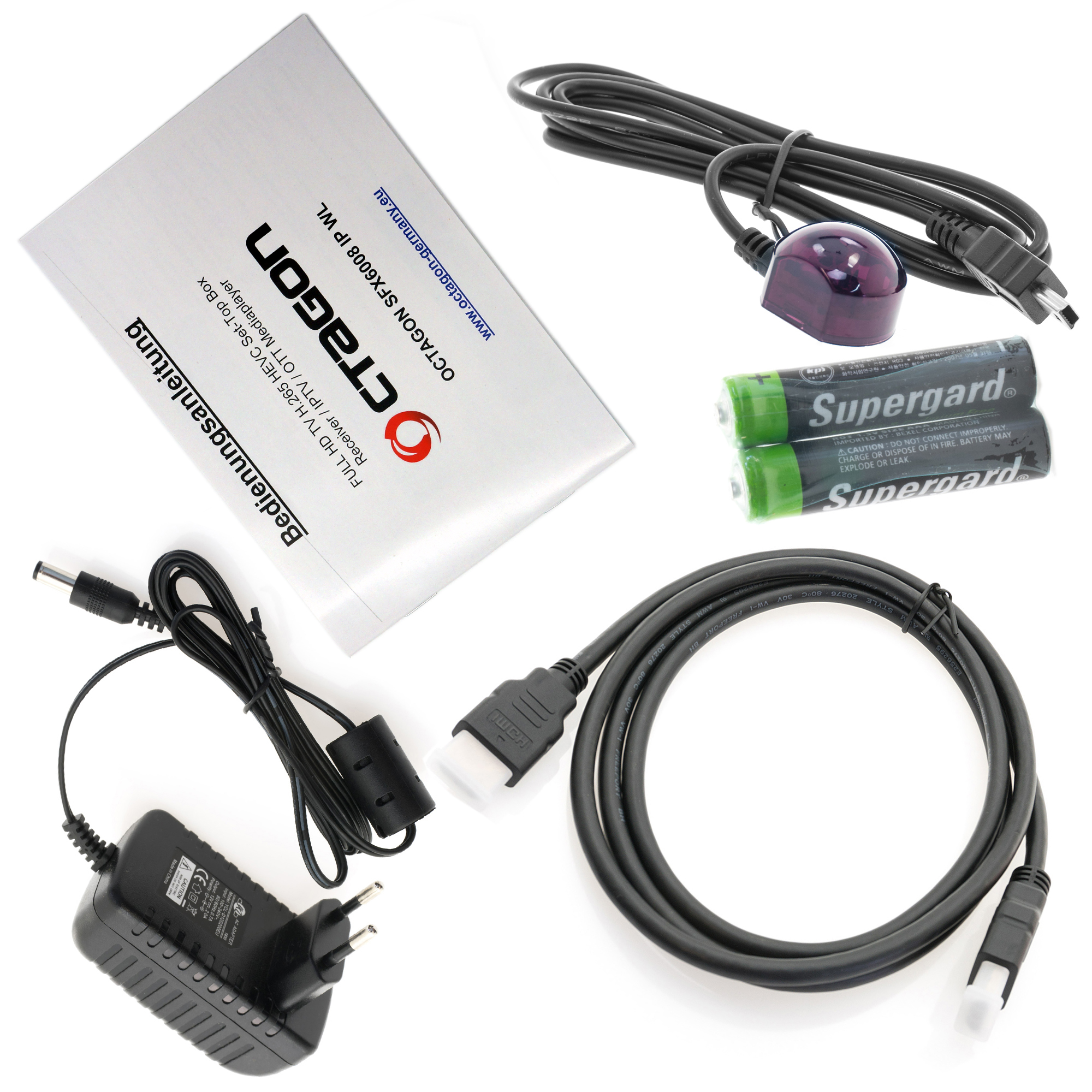 Verschiedene elektronische Komponenten: Kabel, Fernbedienung, Batterien und eine Empfängerbox auf weißem Untergrund.