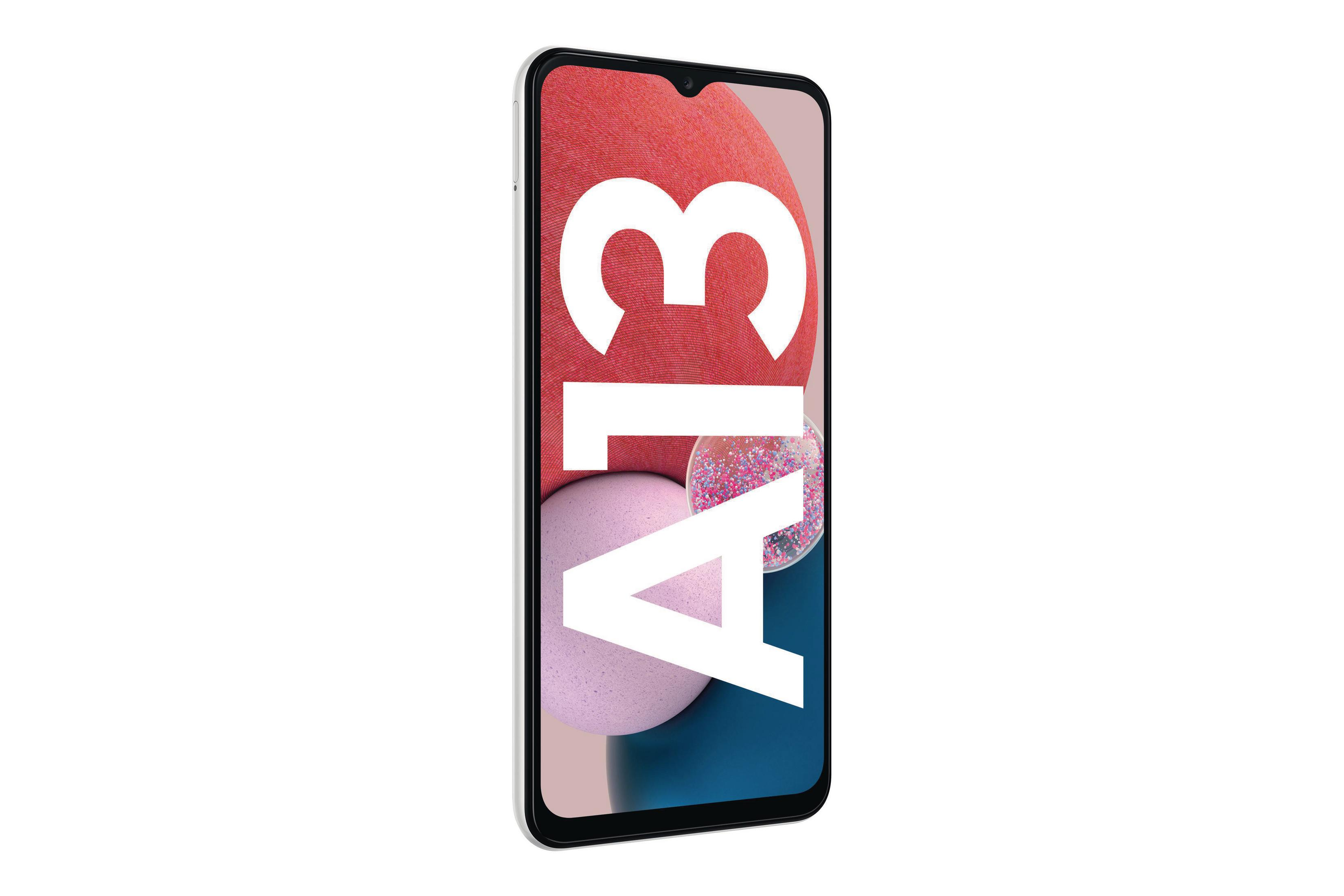 Ein Samsung A13-Telefon auf weißem Hintergrund. Der Bildschirm zeigt den Text A13.