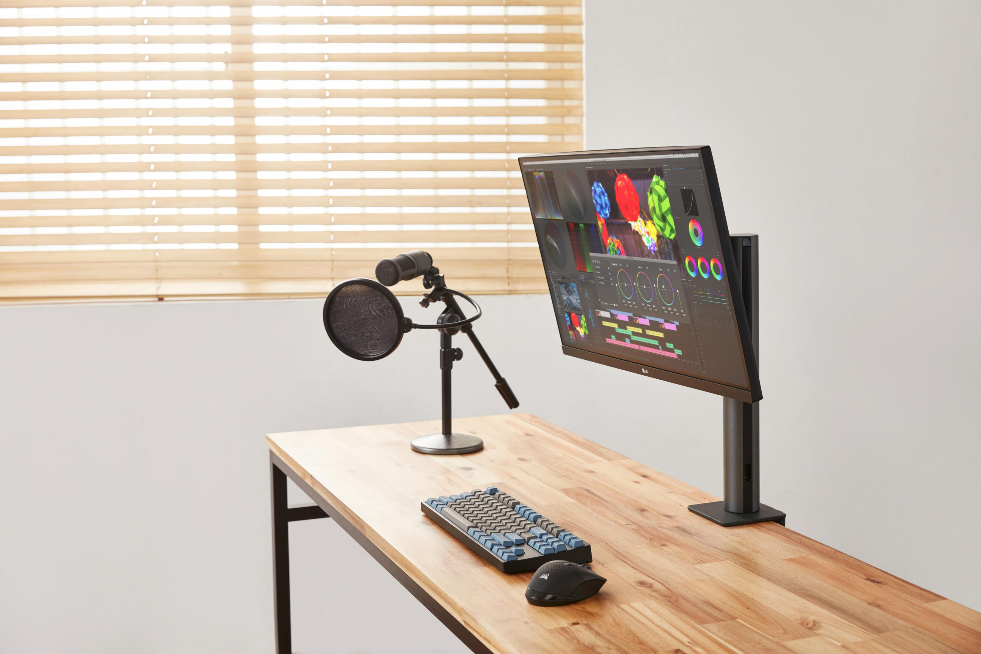 Ein Schreibtisch mit Monitor, der eine Videoschnittstelle, Tastatur, Mikrofon und Maus zeigt.
