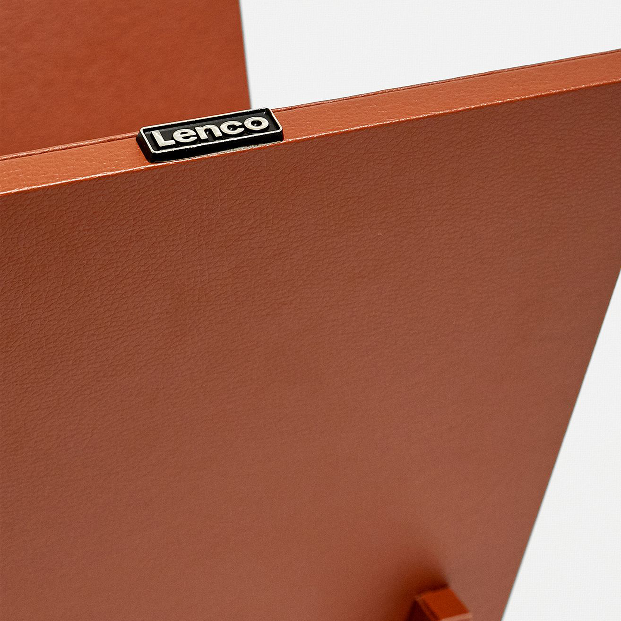 Bruine leren hoes met een zwart Lenco logo.