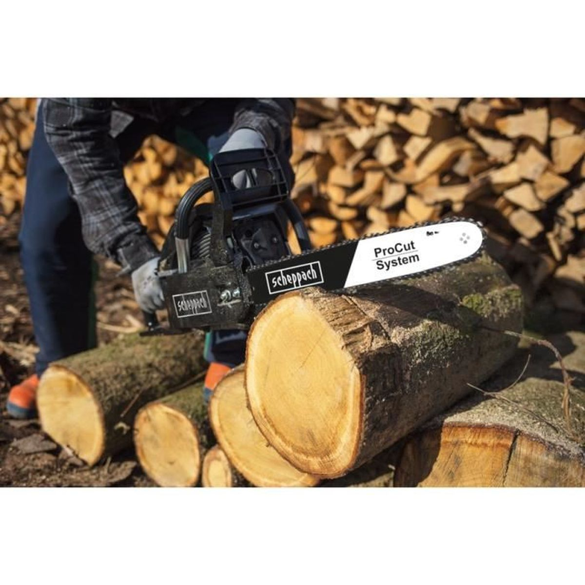 Eine Person benutzt eine Kettensäge auf einem Holzstamm. Holzstämme sind im Hintergrund gestapelt. Die Säge hat ein Blatt.