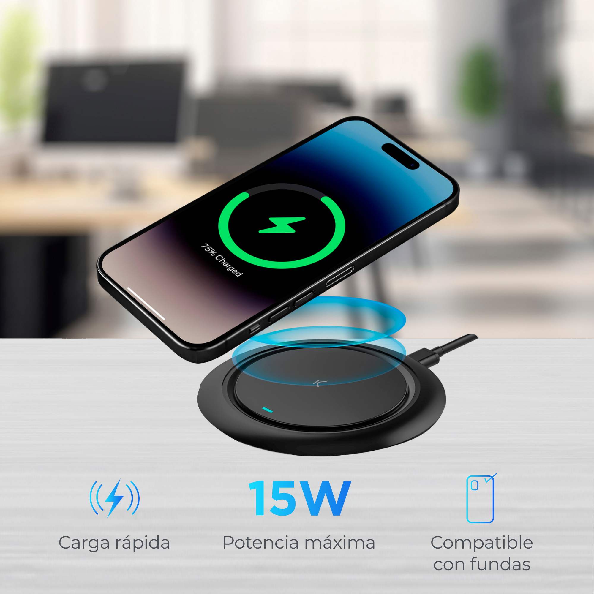 Un teléfono negro cargándose en un cargador inalámbrico. El cargador está sobre una mesa.