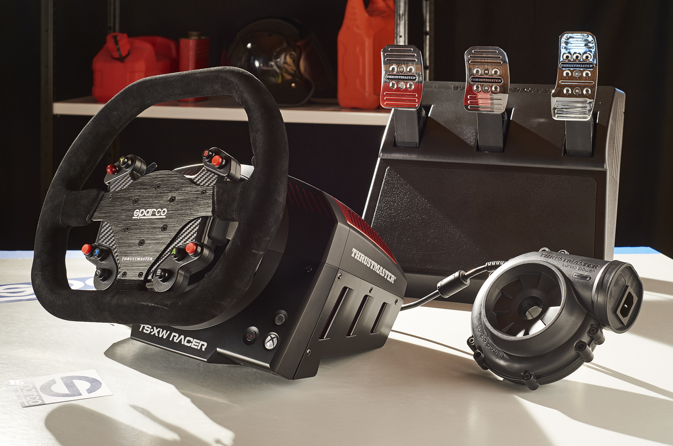 Una configuración de juego de carreras con volante, pedales y un turbocompresor.