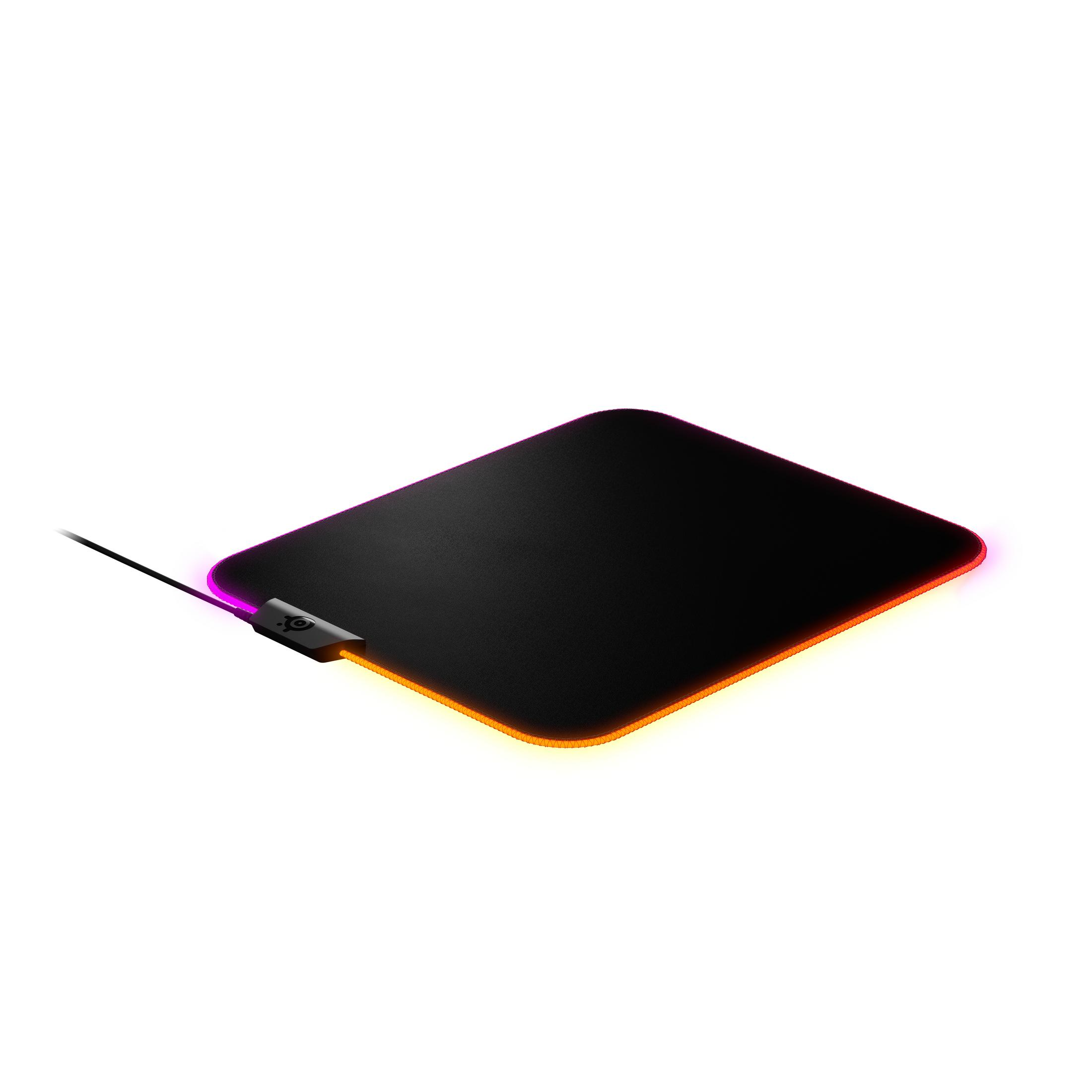 Czarna podkładka pod mysz ze świecącymi krawędziami i podłączonym czarnym kablem, na białym tle.