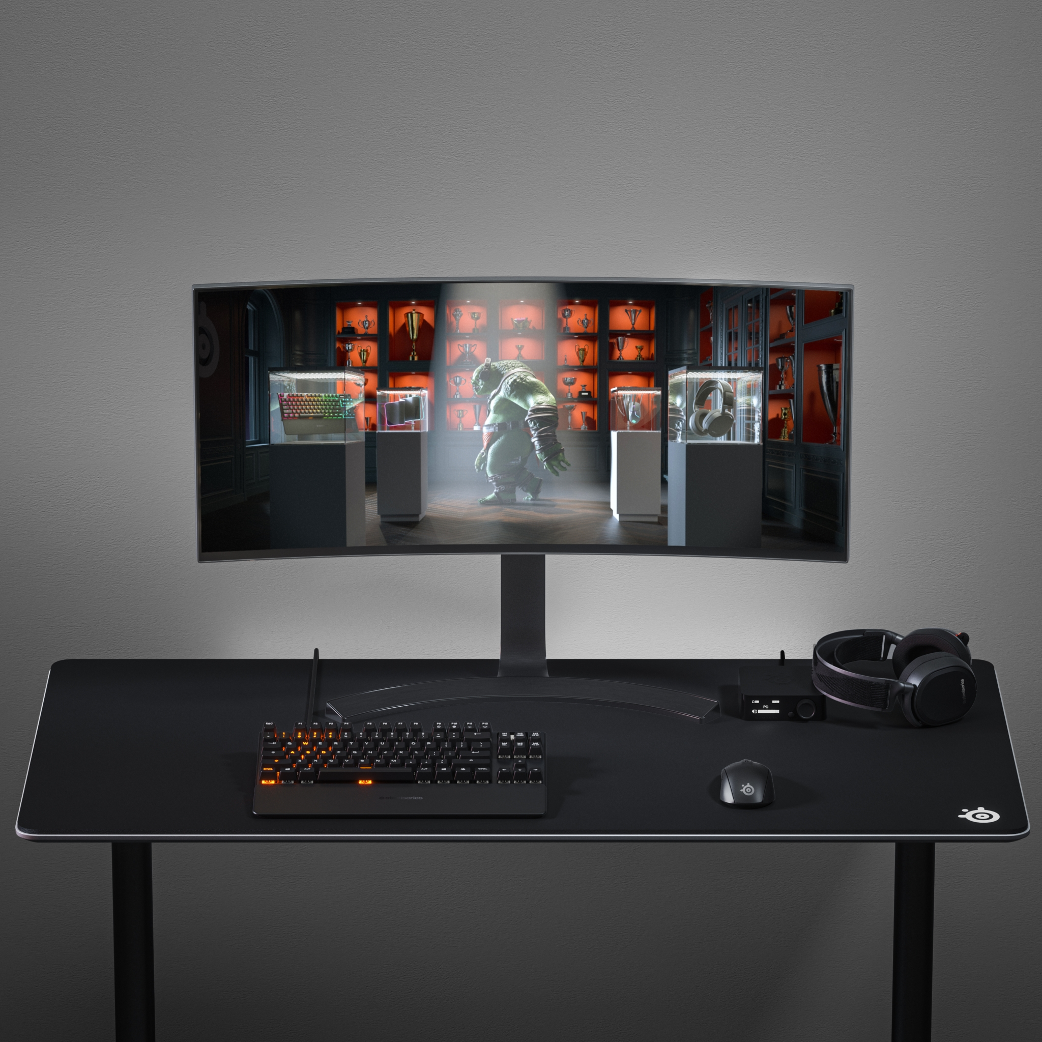 Configurazione di gioco con monitor curvo, tastiera e mouse.