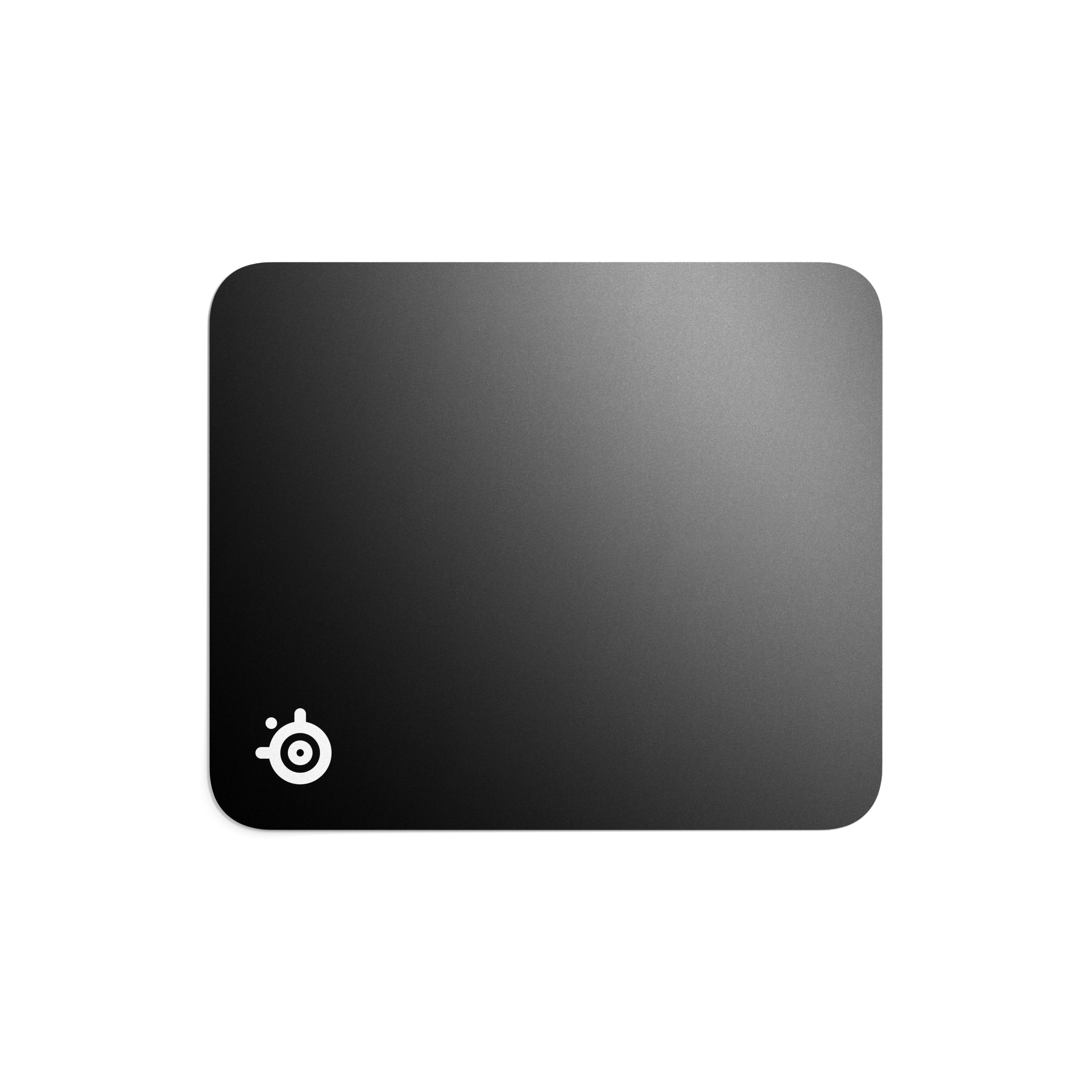 Un tapis de souris noir avec un petit logo blanc dans le coin inférieur gauche.