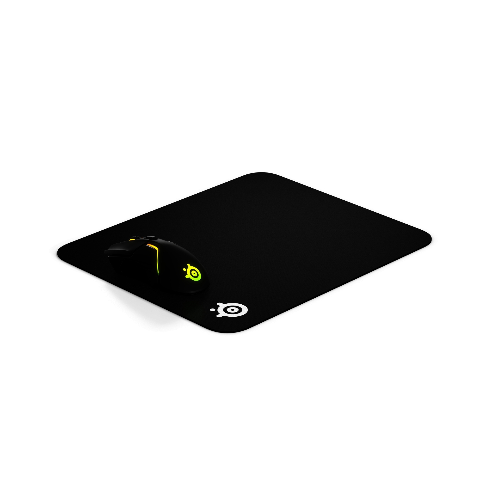 Souris noire sur un tapis de souris noir. La souris a des détails jaunes. Fond blanc.