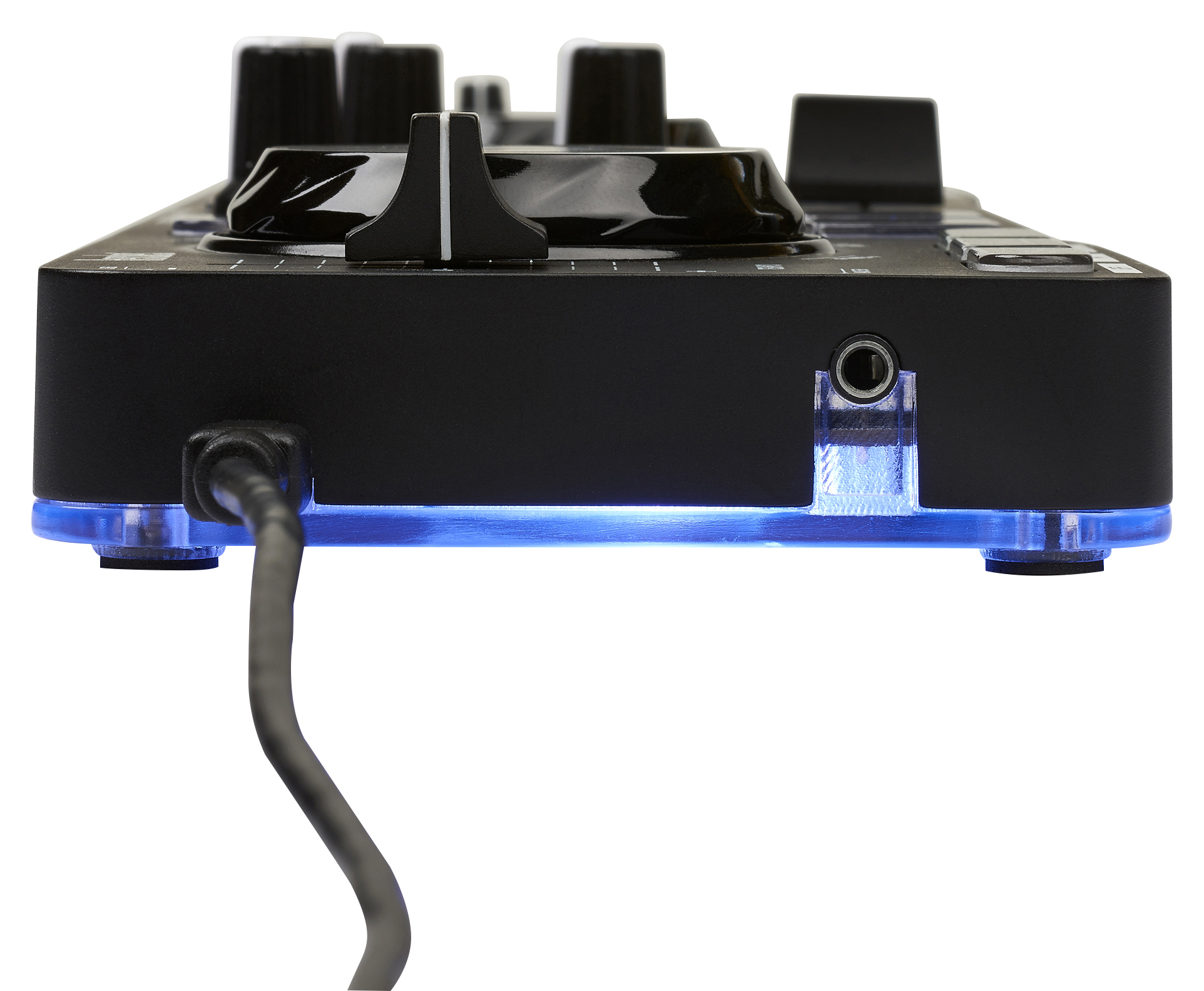 Zijaanzicht van een zwarte DJ-controller met een blauw licht aan de onderkant. Een kabel is aangesloten.