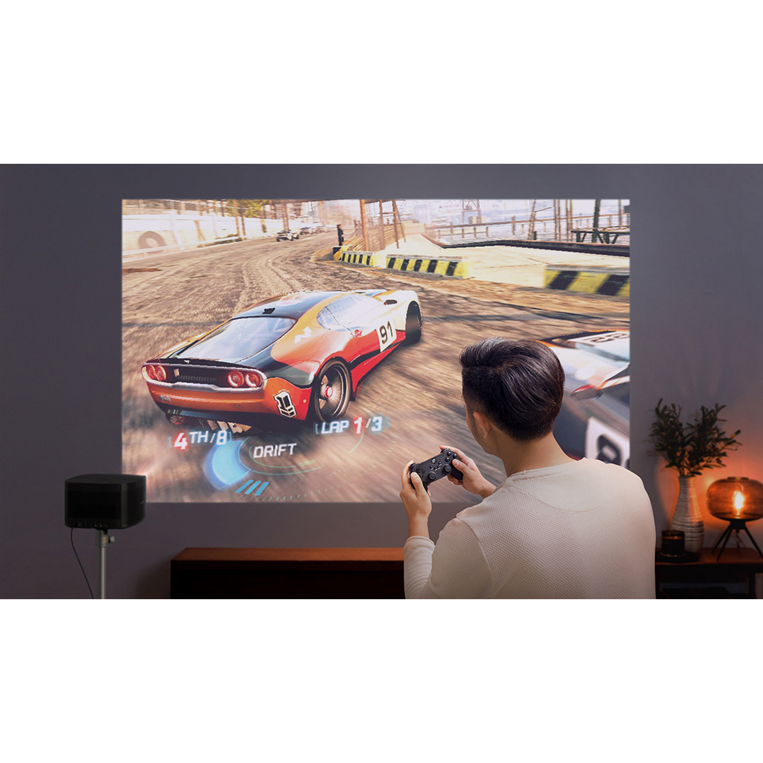 Personne jouant à un jeu vidéo sur un écran. Une course de voitures est affichée.