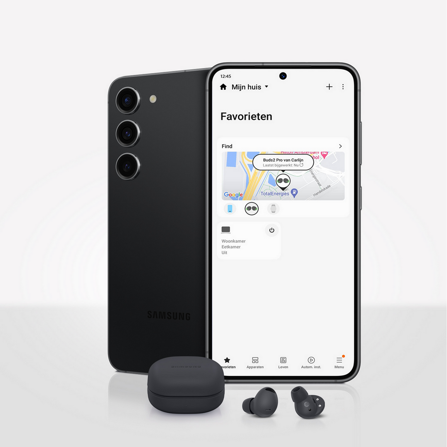 Czarny telefon z mapą i ikonami aplikacji, słuchawki i etui na białym tle.