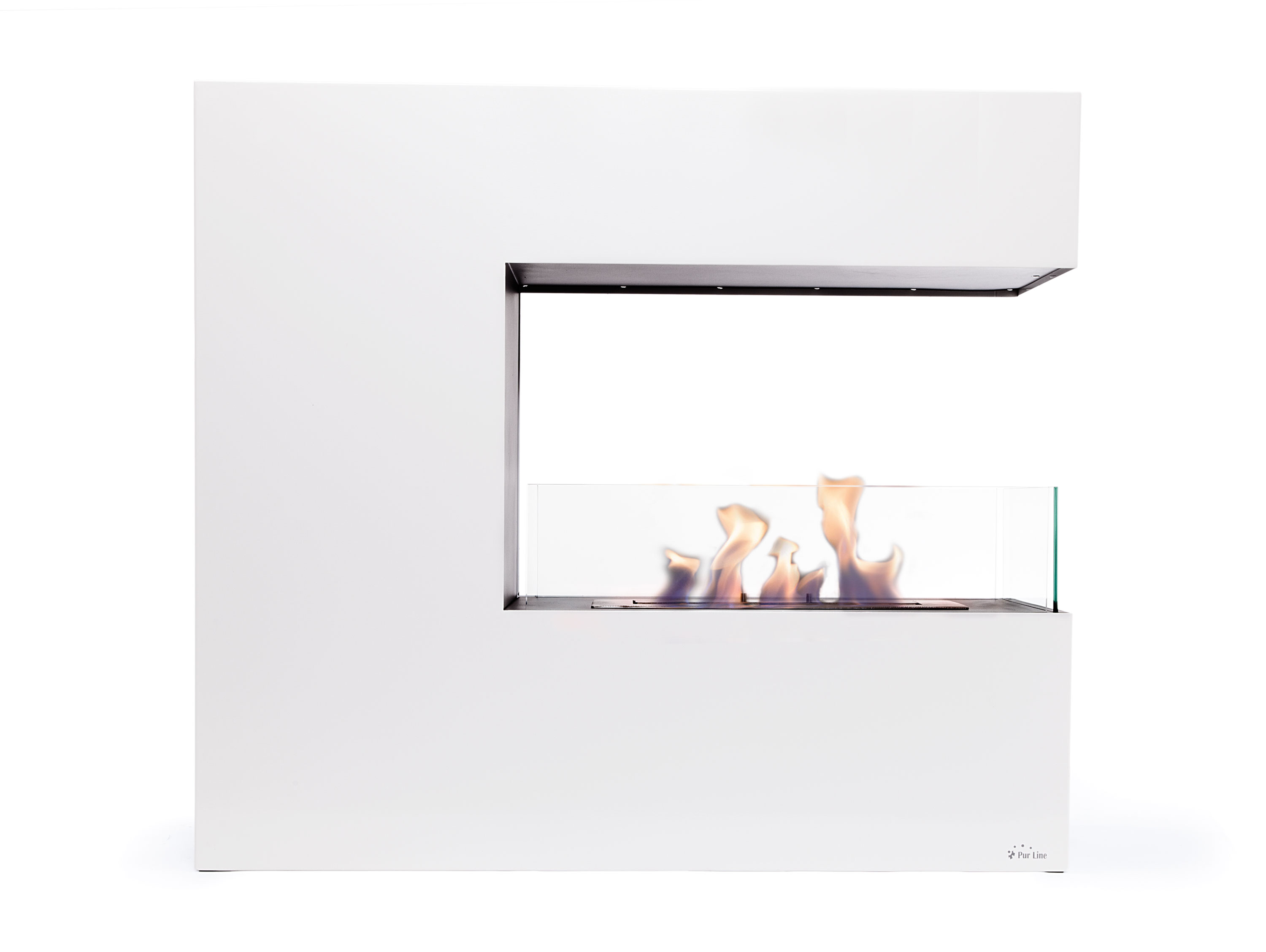 Chimenea blanca con llamas visibles a través de un panel de vidrio. Diseño moderno. Logo Pur Line abajo.