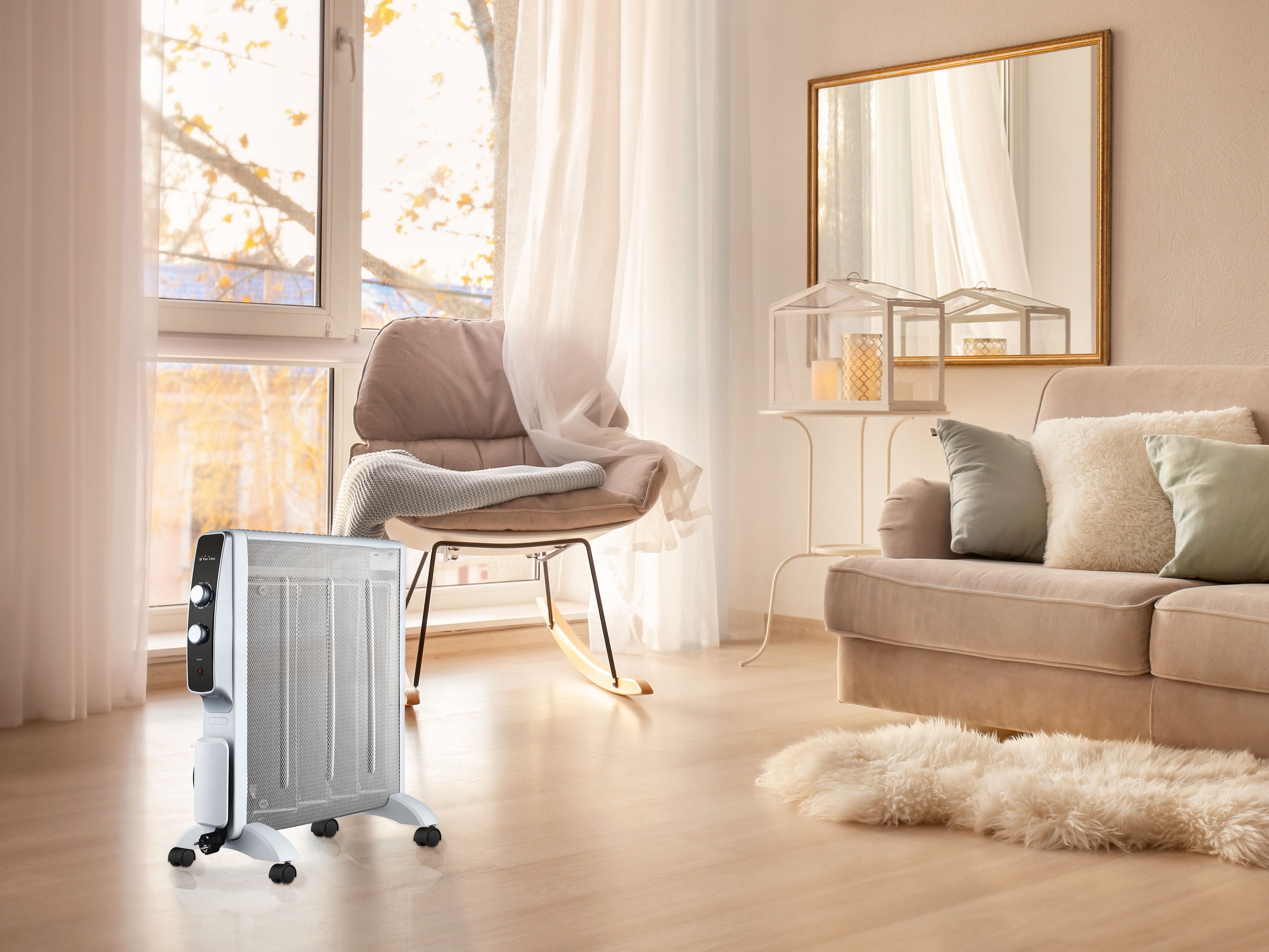 Wohnzimmer mit Heizung, Stuhl und Sofa in der Nähe eines Fensters mit Sonneneinstrahlung.