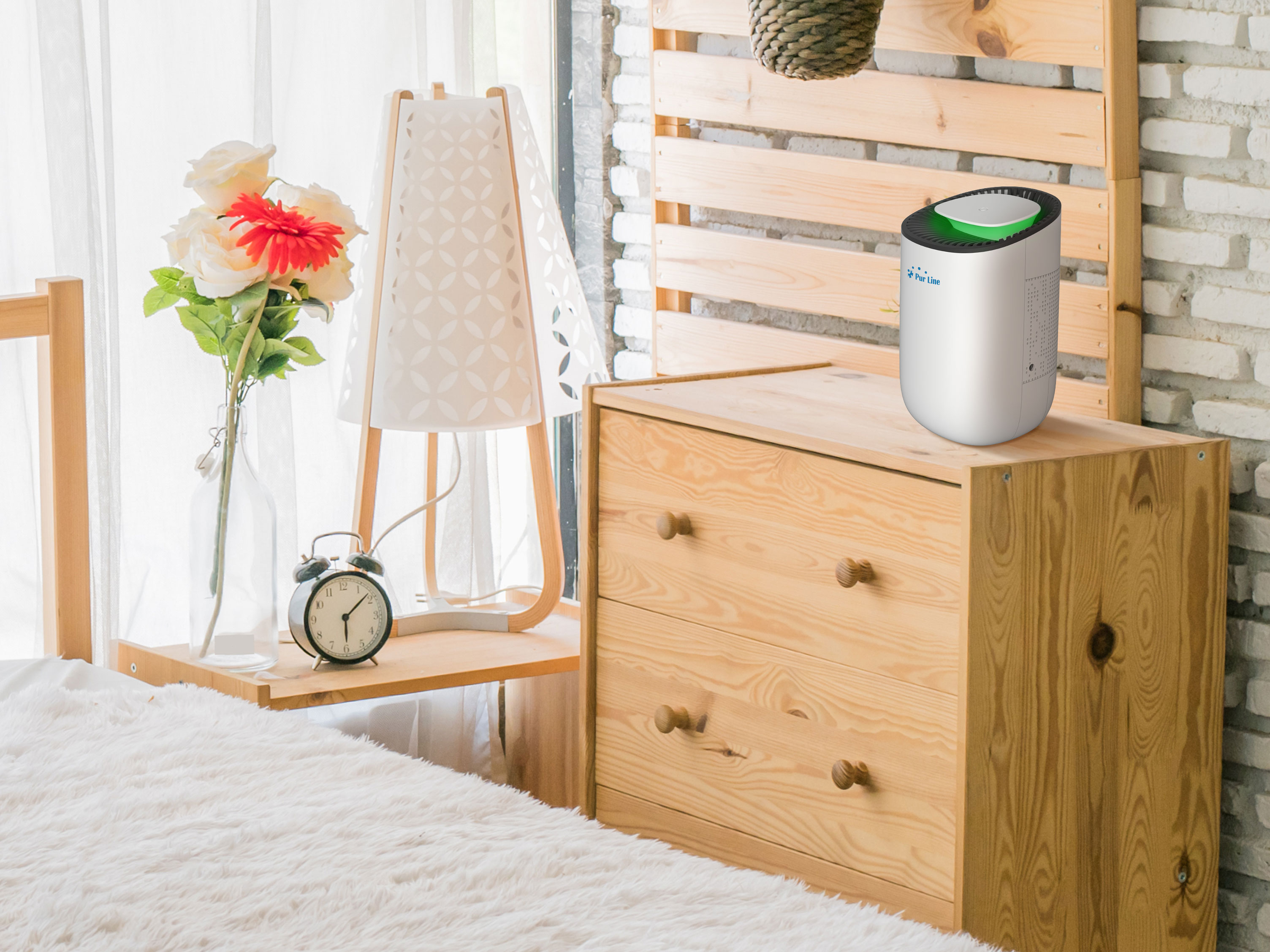 Un entorno de habitación con una cómoda de madera, una lámpara y un purificador de aire encima de la cómoda.