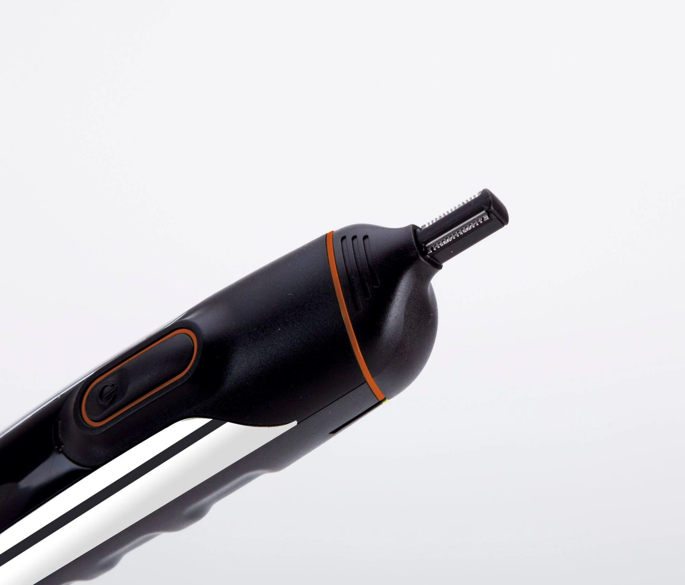 Recortador eléctrico negro y naranja. Primer plano, ligeramente angulado. Tiene una cuchilla en la punta.
