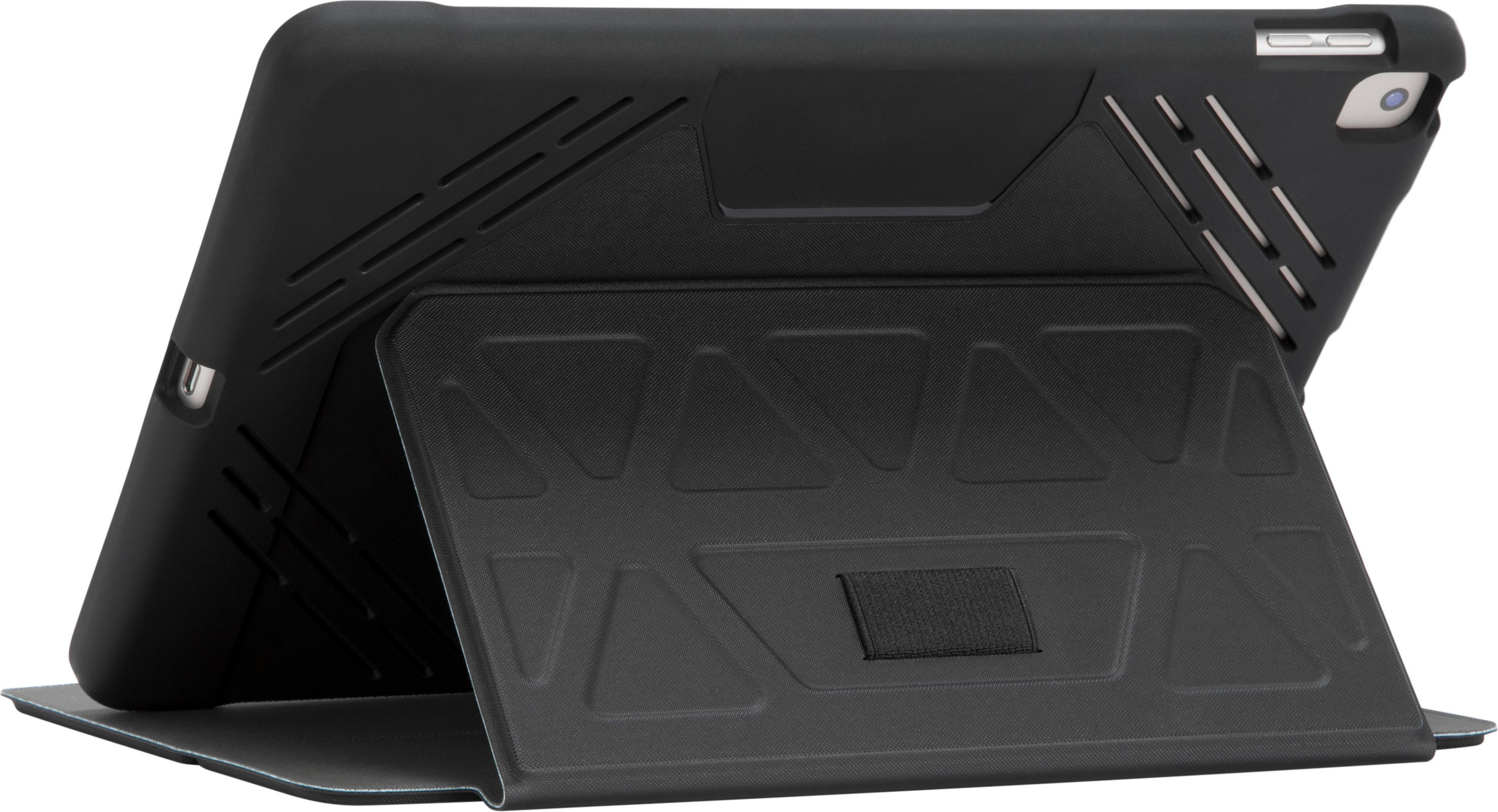 Custodia per iPad nera con supporto. Copre il retro e ha una cinghia. L'iPad è visibile sul retro.