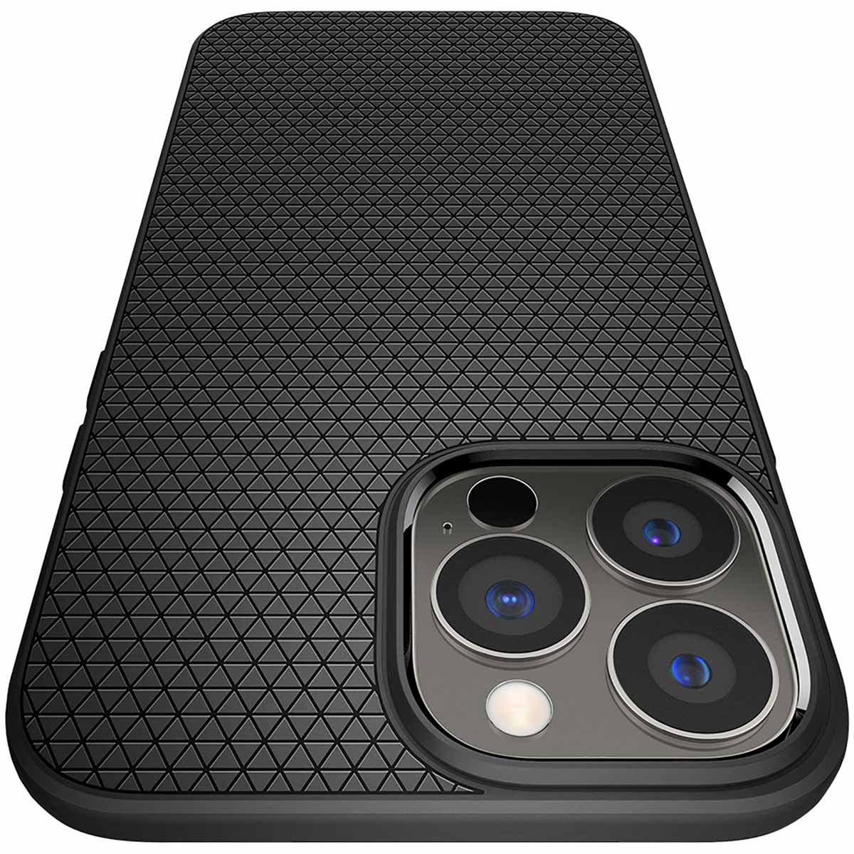 Una custodia per telefono nera con un motivo triangolare strutturato e un ritaglio per la fotocamera. È su sfondo bianco.