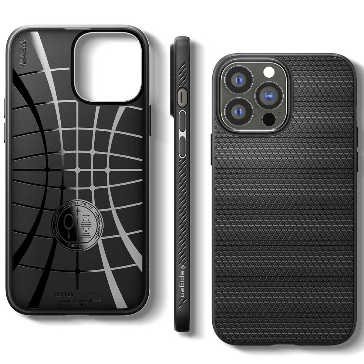 Tre viste di una custodia nera per telefono. Design strutturato e fori per la fotocamera.
