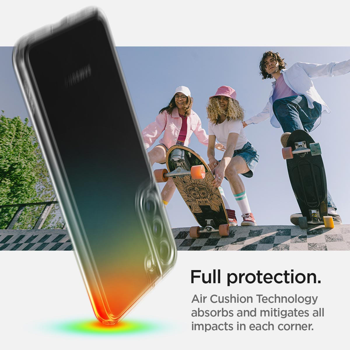 Un telefono in una custodia davanti a tre skater all'aperto.