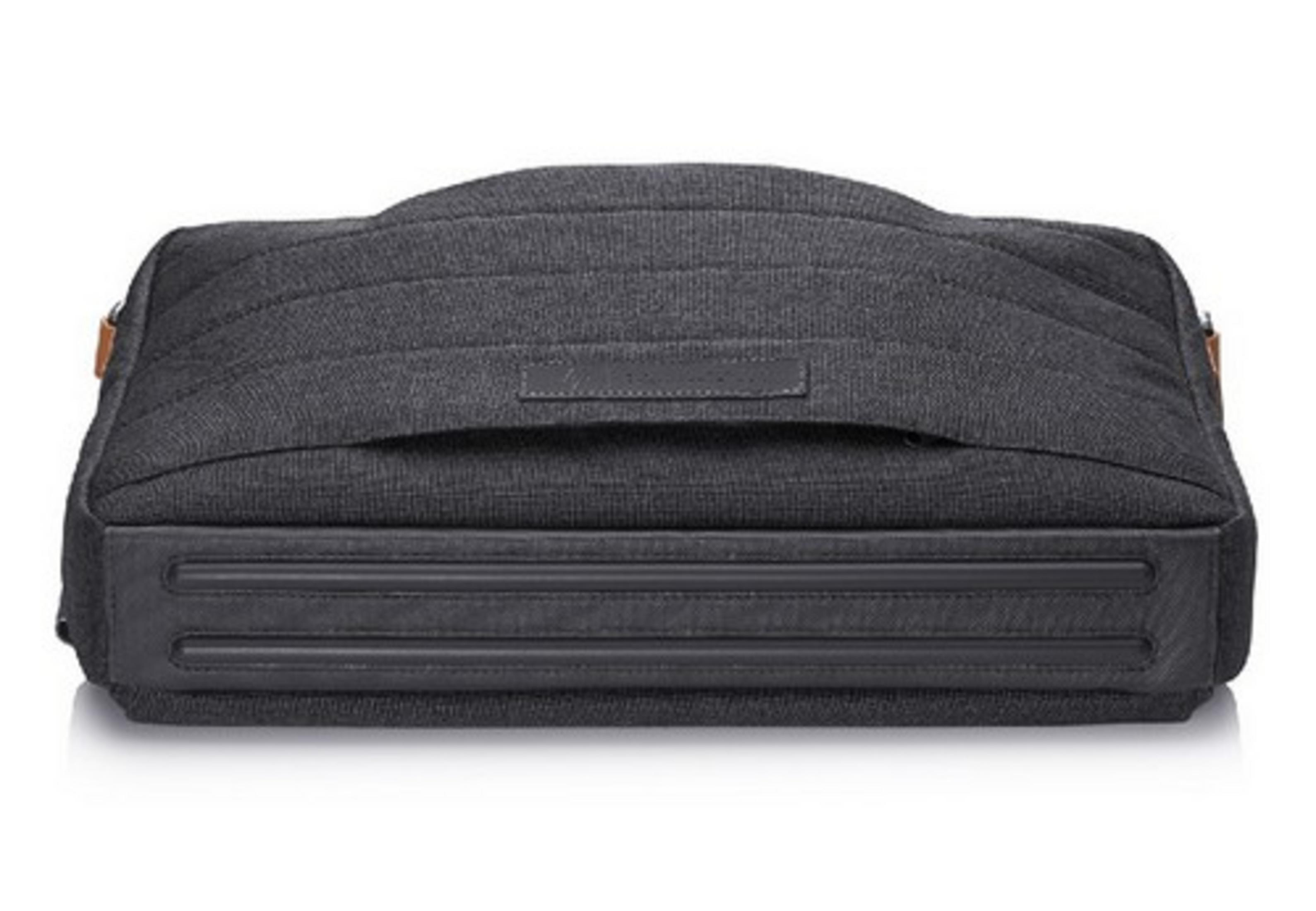 Una borsa per laptop nera con manico sulla parte superiore e superficie strutturata.