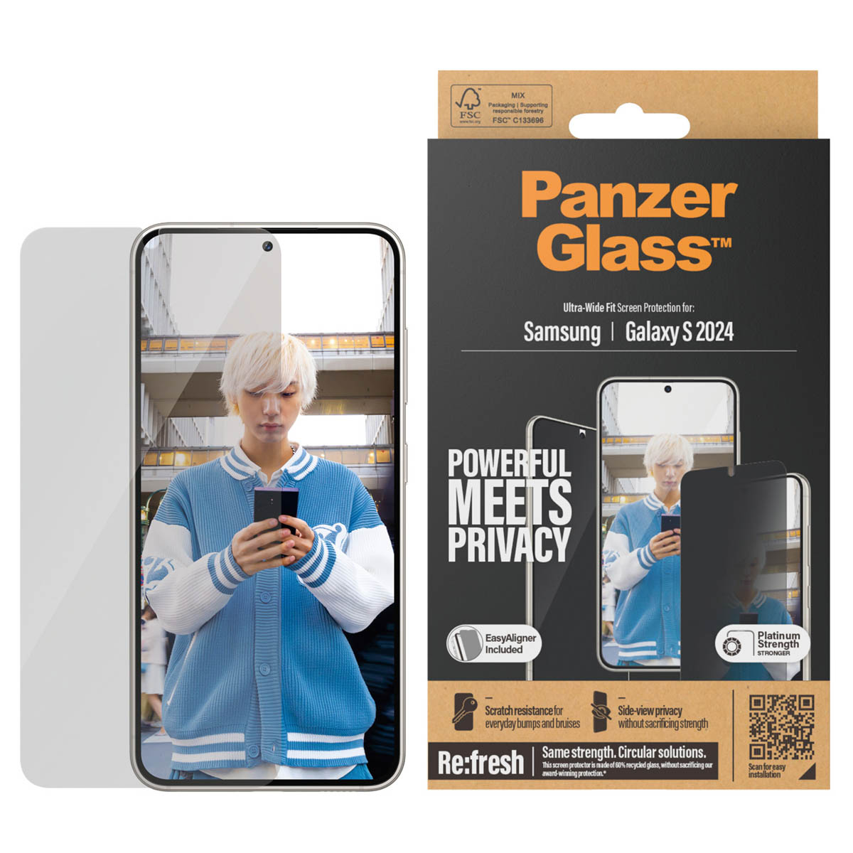 Personne tenant un téléphone avec protecteur d'écran, boîte PanzerGlass.