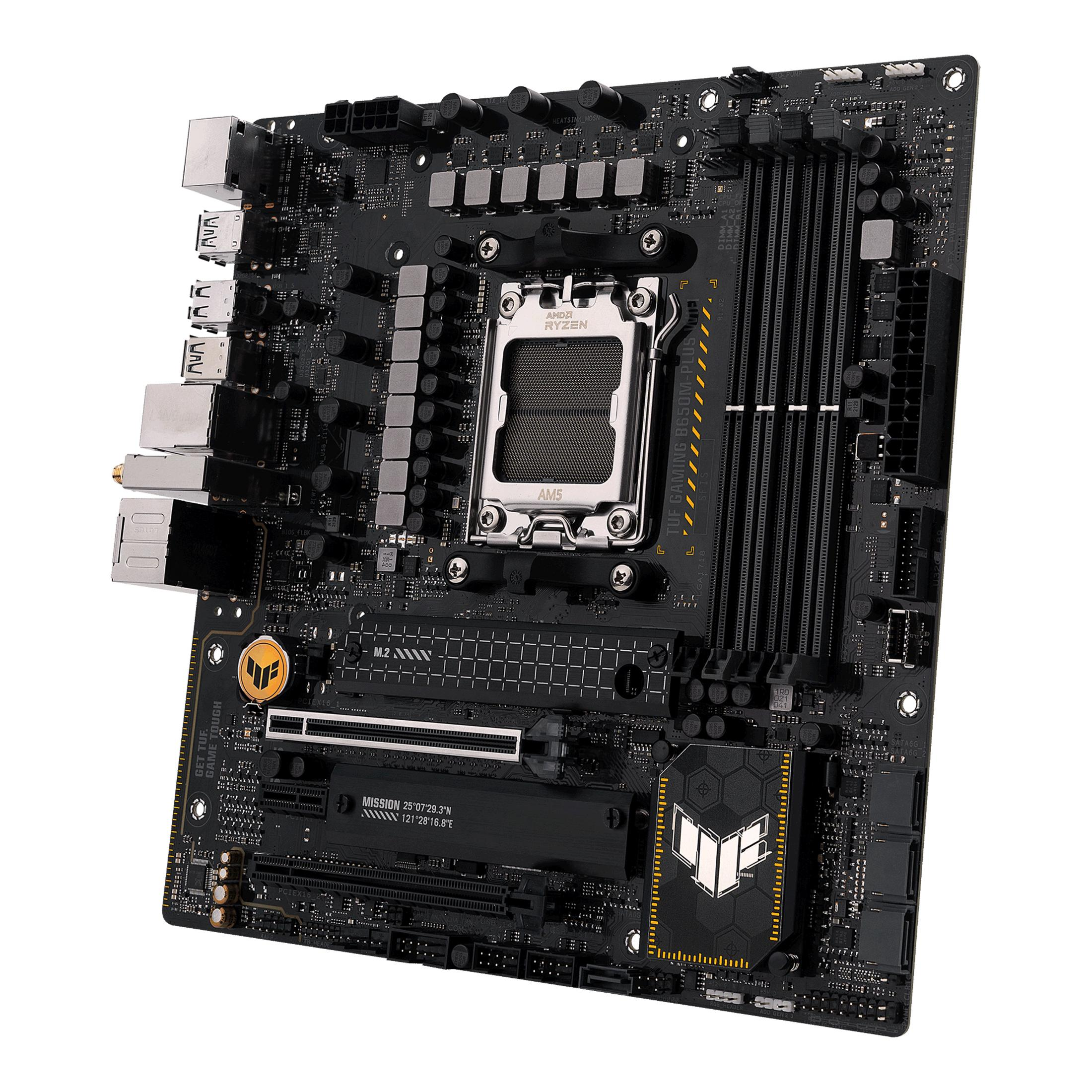 Schwarzes Motherboard mit verschiedenen Komponenten, einschließlich RAM-Steckplätzen, Ryzen-Sockel und TUF-Logo.