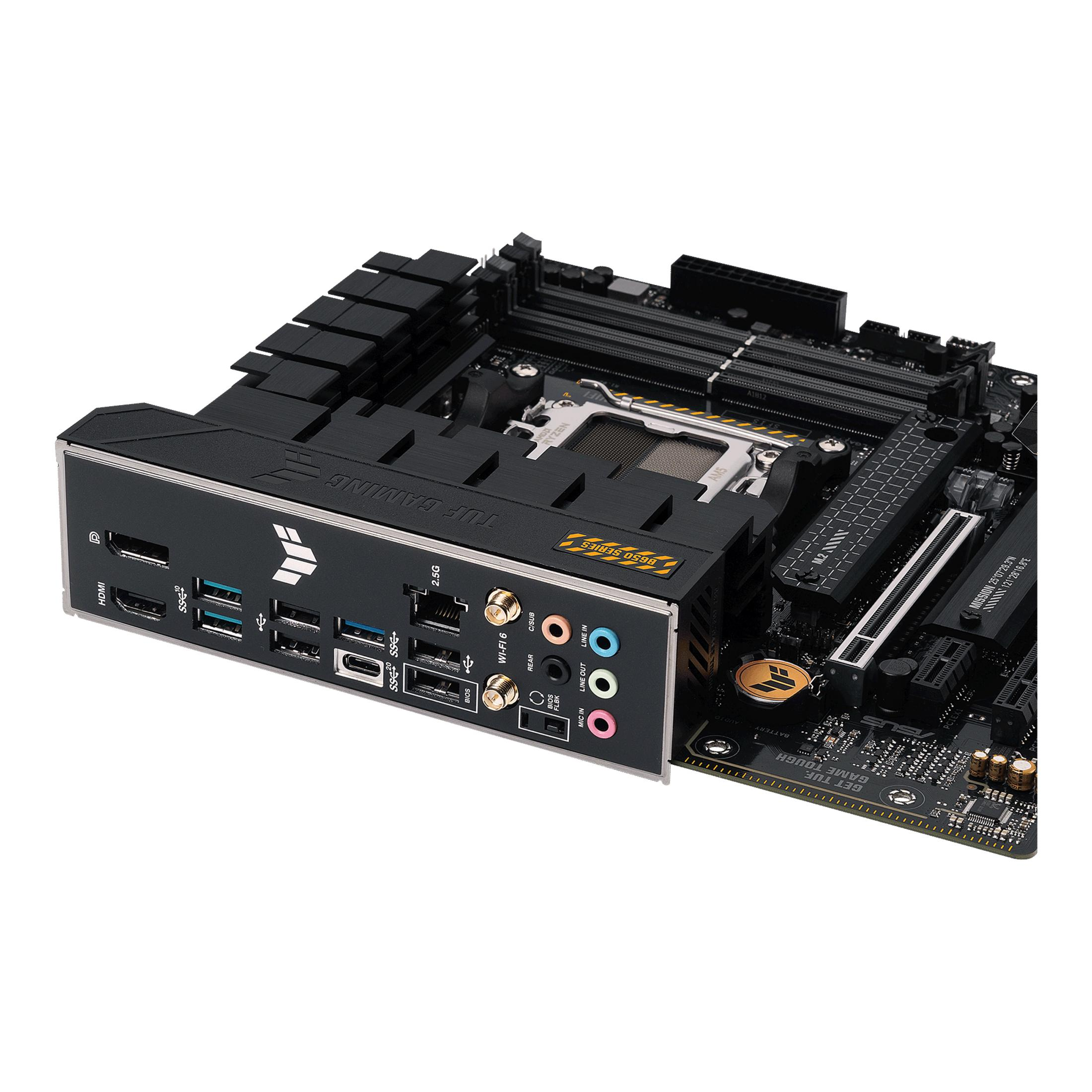 Ein schwarzes und goldenes Computer-Motherboard mit verschiedenen Anschlüssen und Steckplätzen, isoliert auf Weiß.