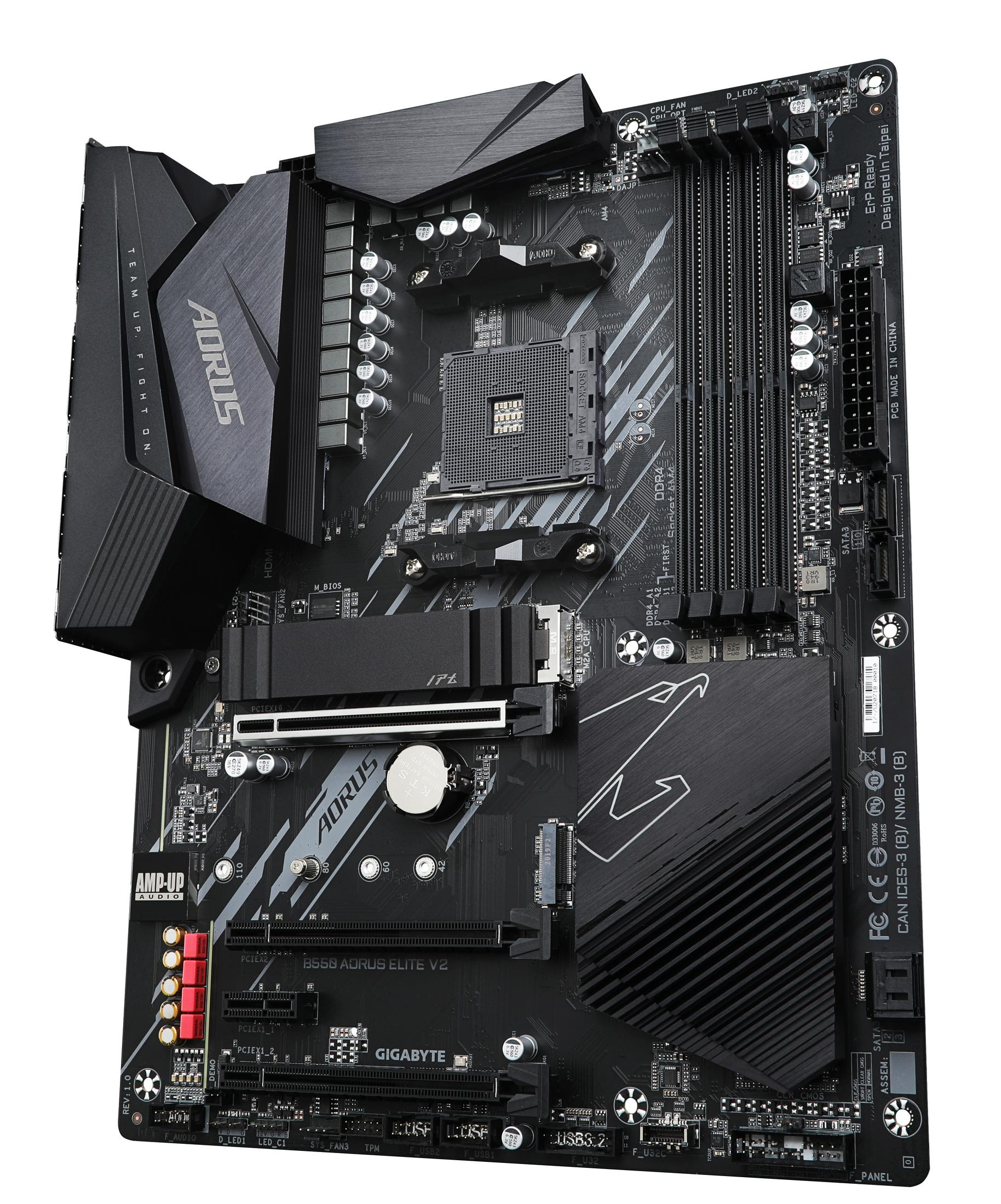 Scheda madre AORUS nera con vari componenti, vista dall'alto, su sfondo bianco.
