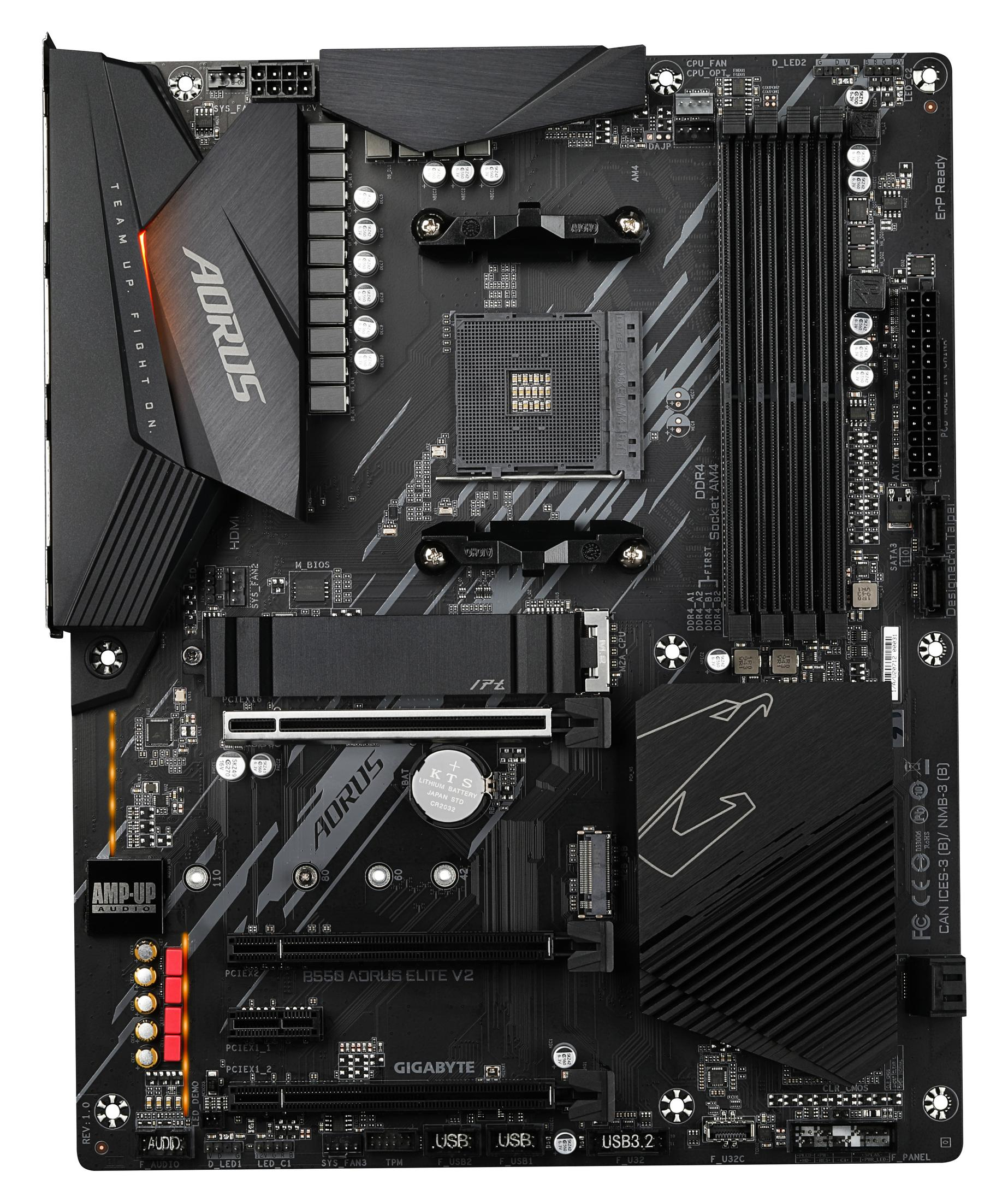 Scheda madre nera con marchio AORUS. Dispone di slot RAM, socket CPU e varie porte.