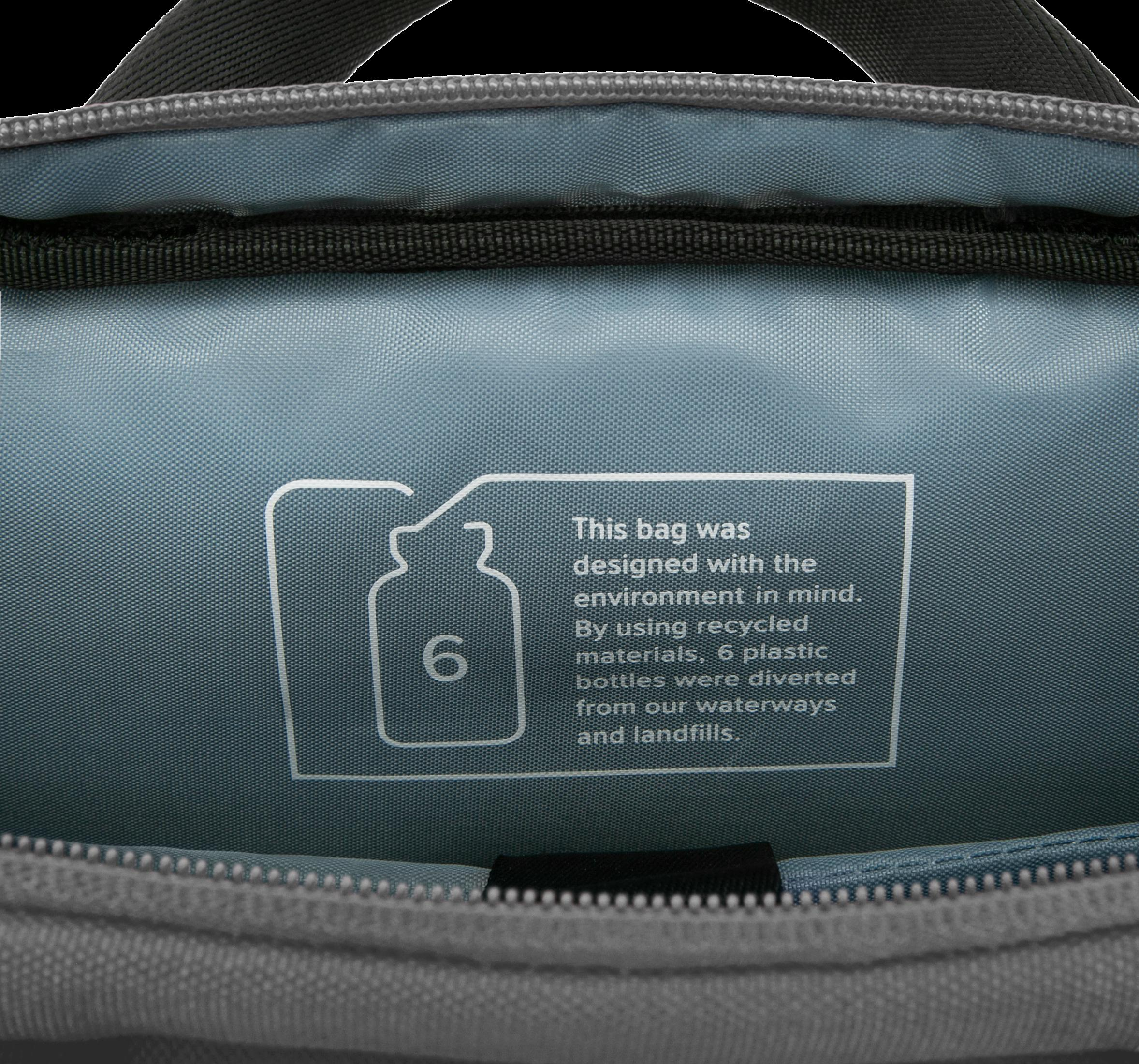 In einer grauen Laptoptasche erklärt ein Text, wie die Tasche aus recycelten Materialien besteht.
