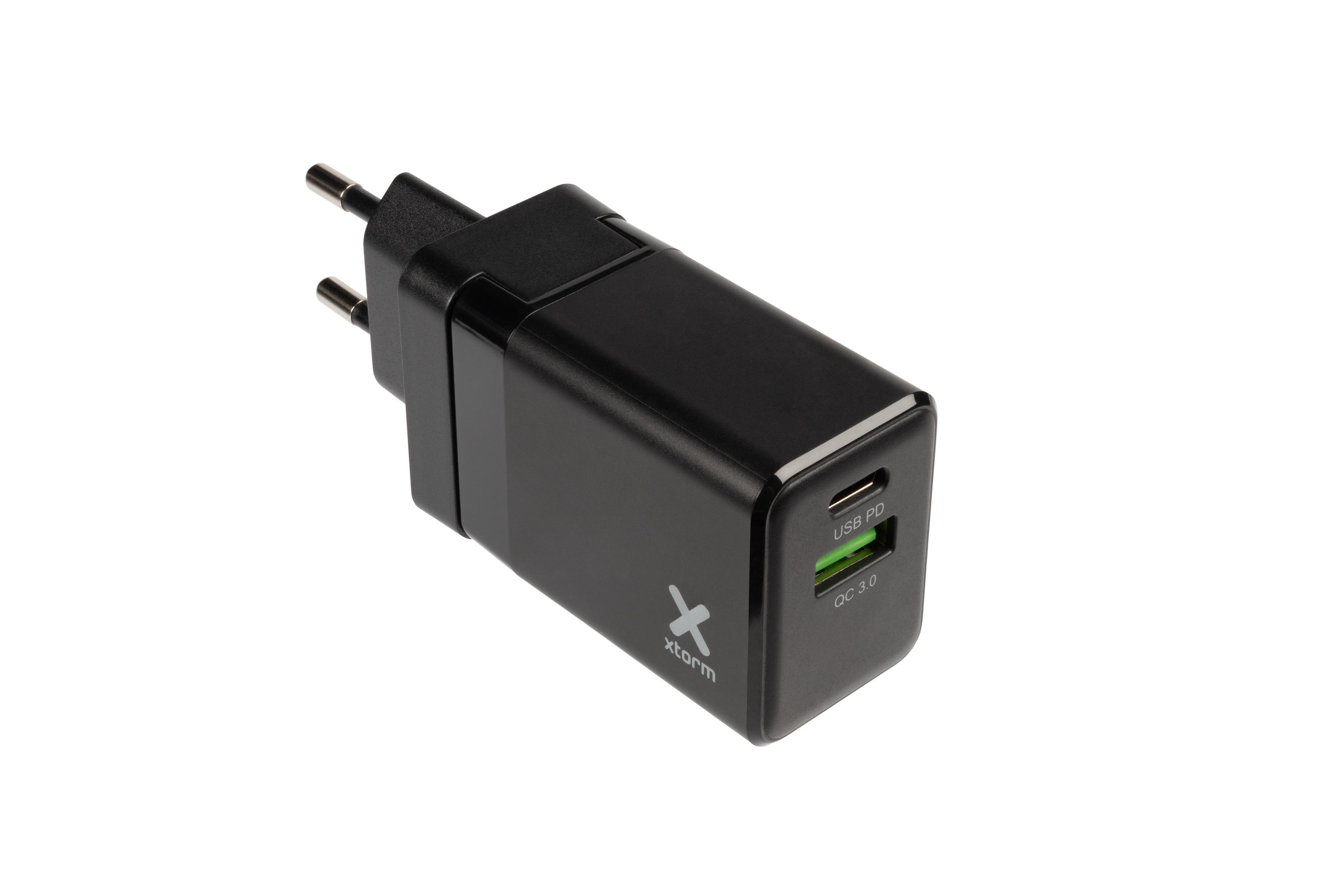 Schwarzes USB-Ladegerät mit USB-C-Anschluss. Text: USB PD QC 3.0. Weißer Hintergrund.