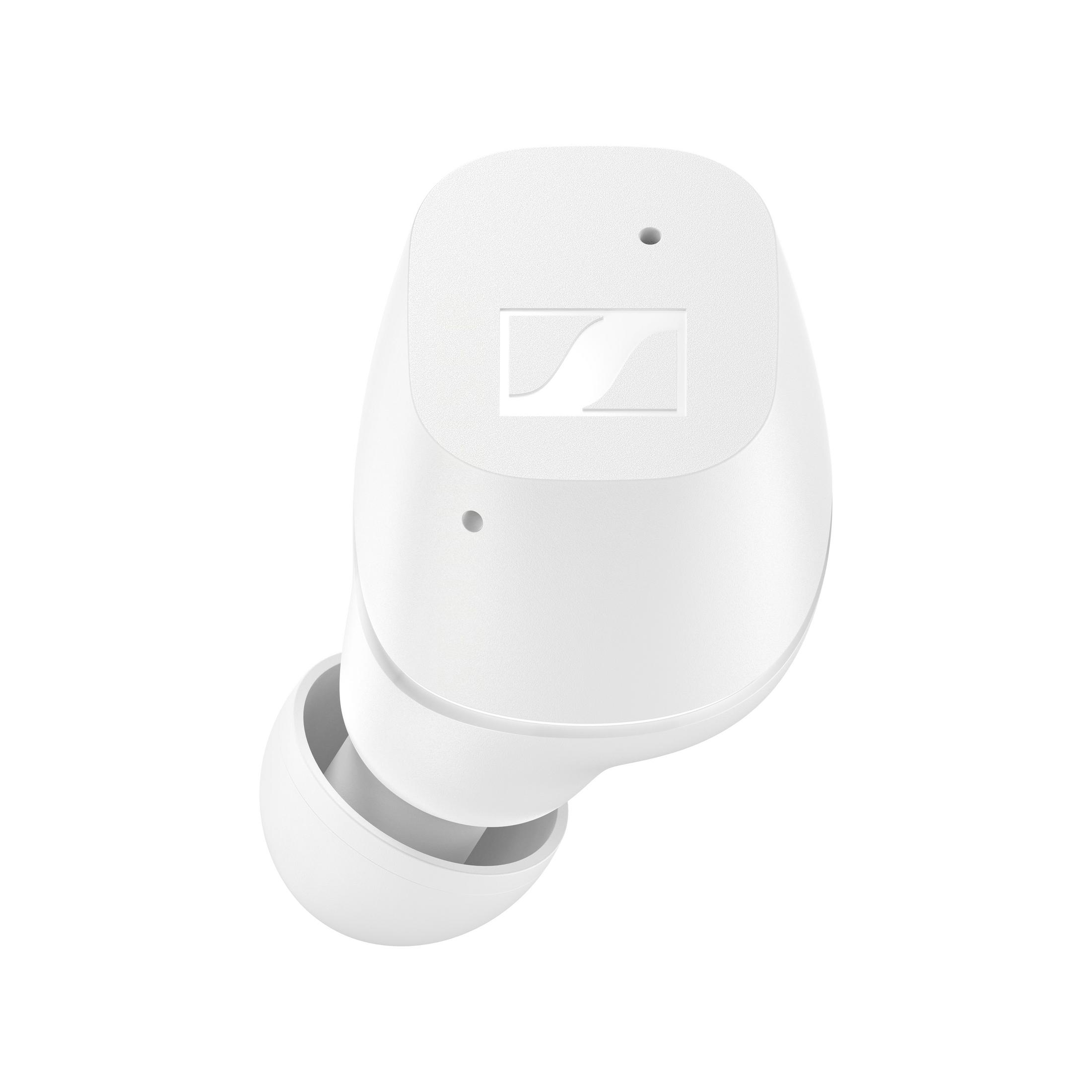 Weißer kabelloser Ohrhörer. Es ist ein kleines, abgerundetes Gerät mit Sennheiser-Logo.