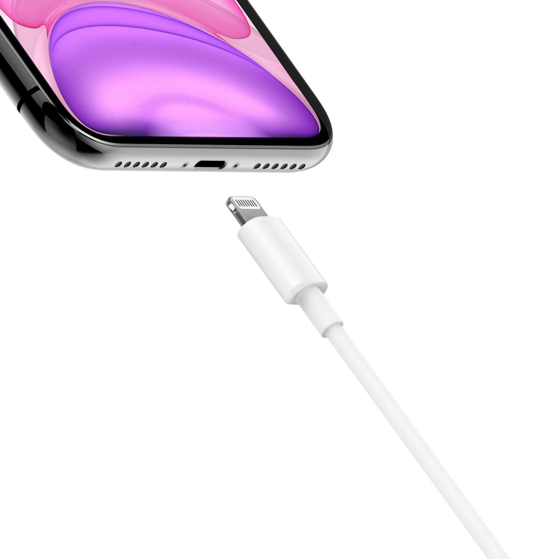 Weißes Ladekabel, das mit dem Telefon verbunden ist, weißer Hintergrund.