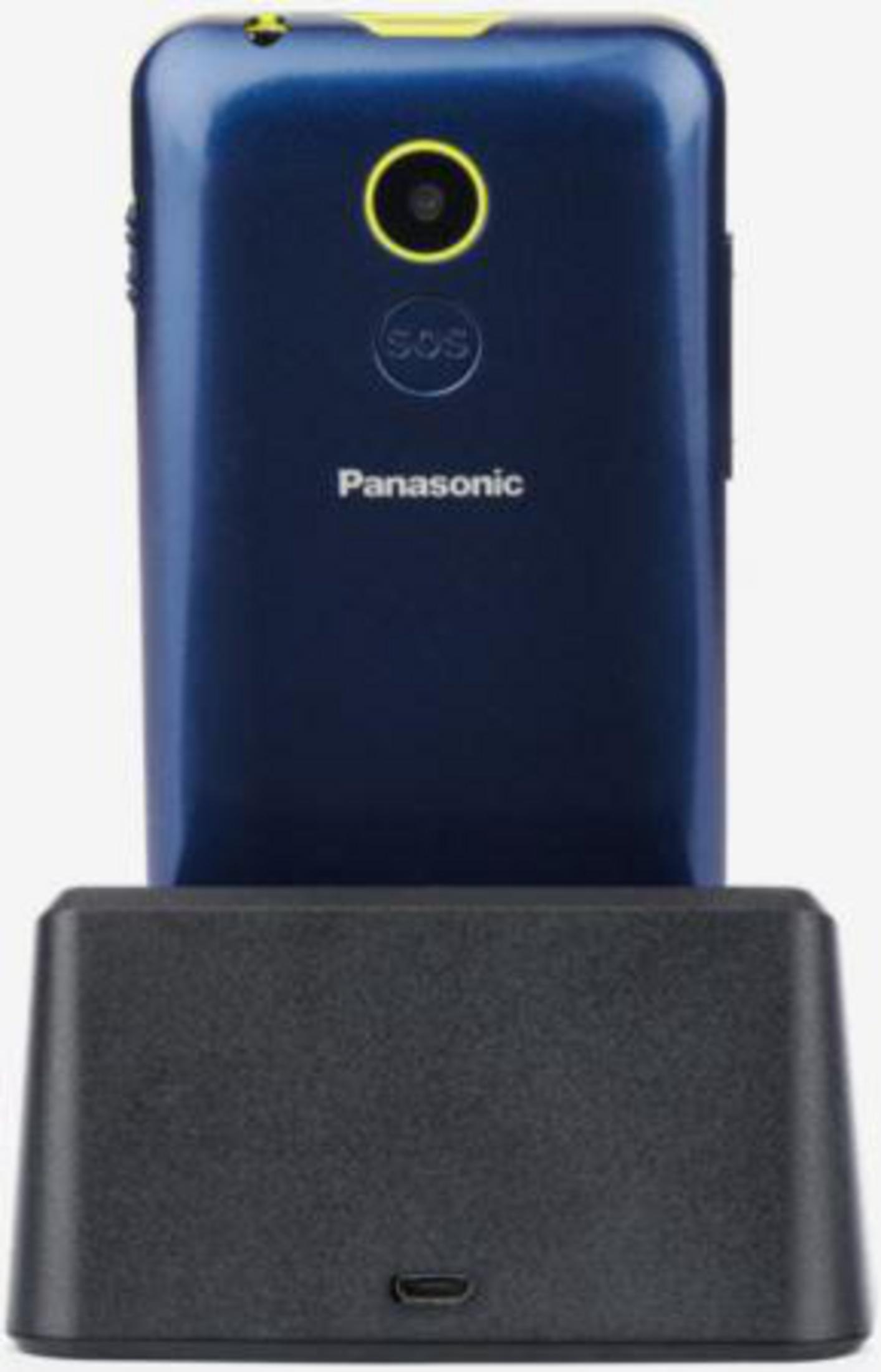 Un teléfono Panasonic azul marino en una base de carga negra. El teléfono tiene una cámara y un botón SOS.