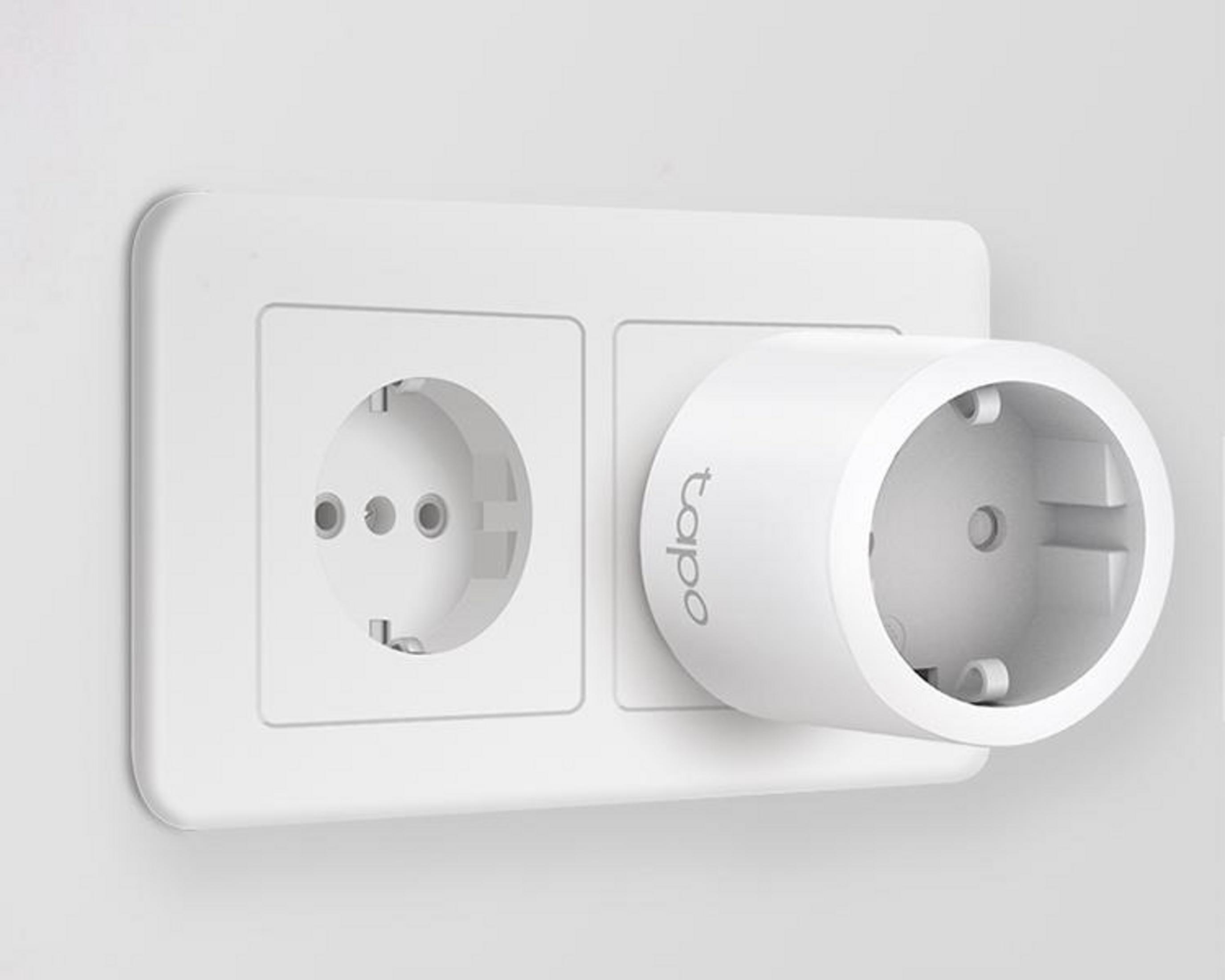 Presa elettrica bianca con spina intelligente bianca inserita.