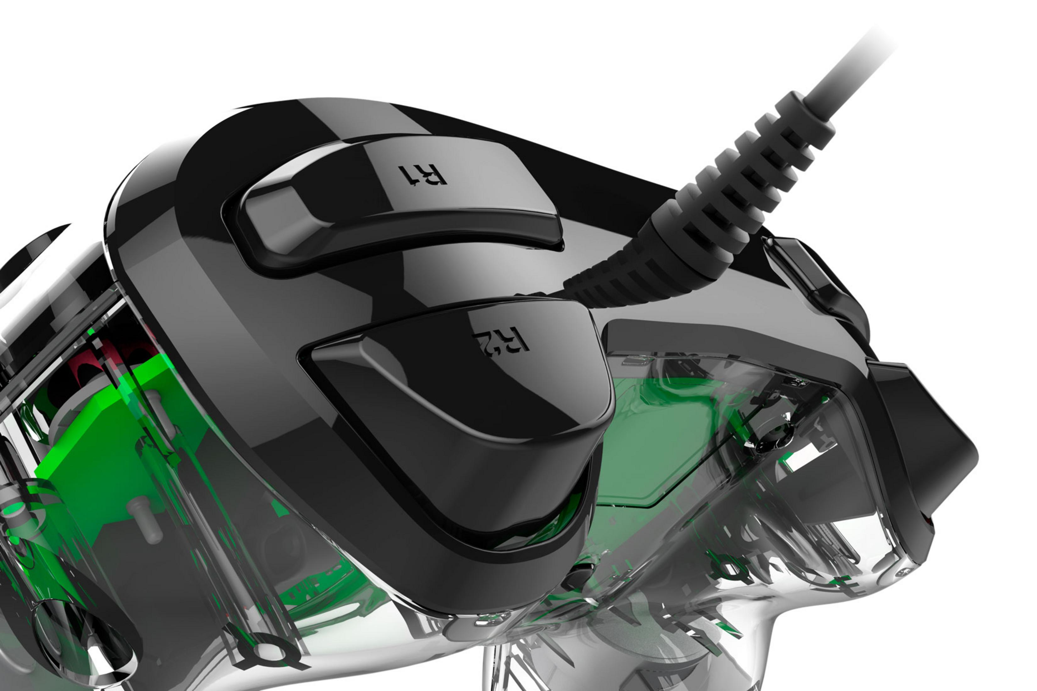 Kontroler do gier z przezroczystym korpusem. Widoczne przyciski R1 i R2. Białe tło.