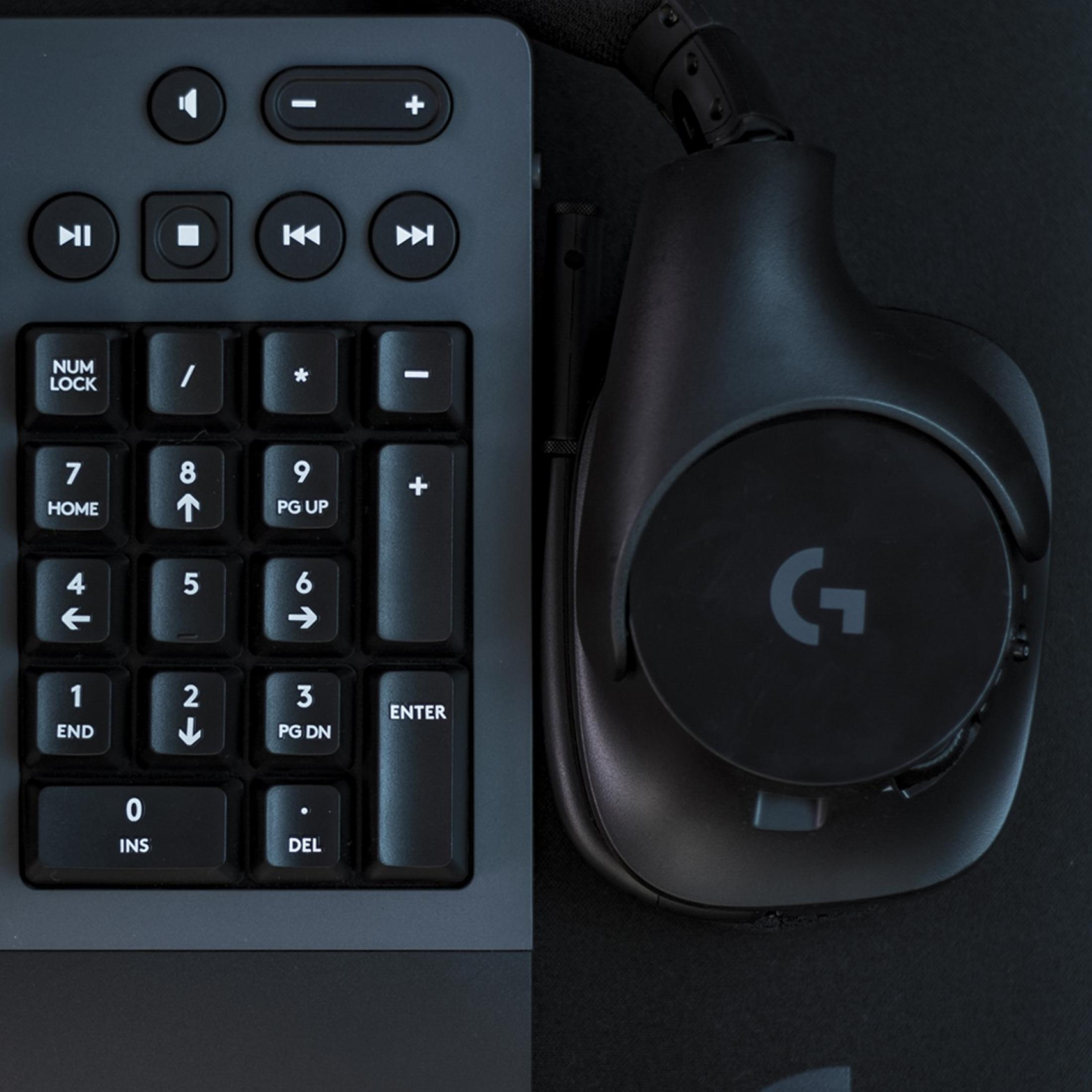 Tastatur und Headset mit Ziffernblock und großem 'G'-Logo auf dem Headset.