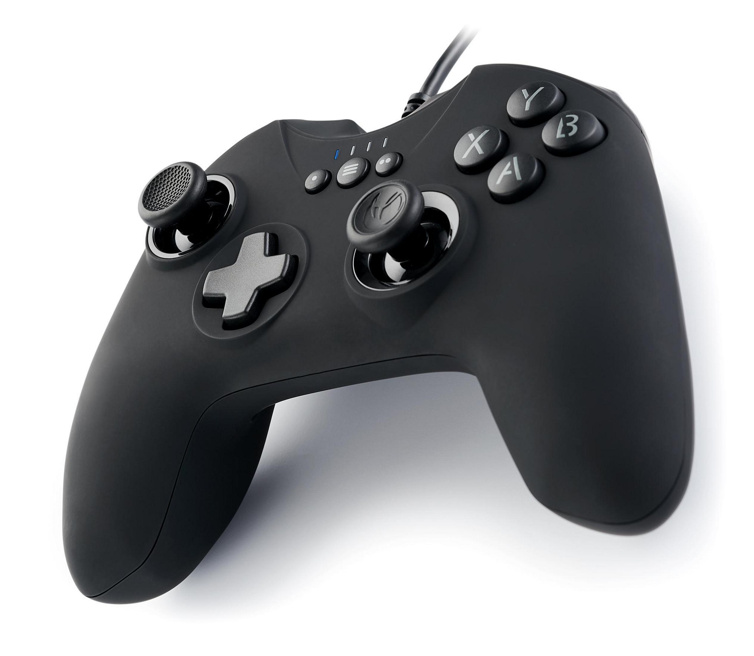 Controller di gioco nero con pulsanti, joystick e un D-pad. Ha un cavo nero.