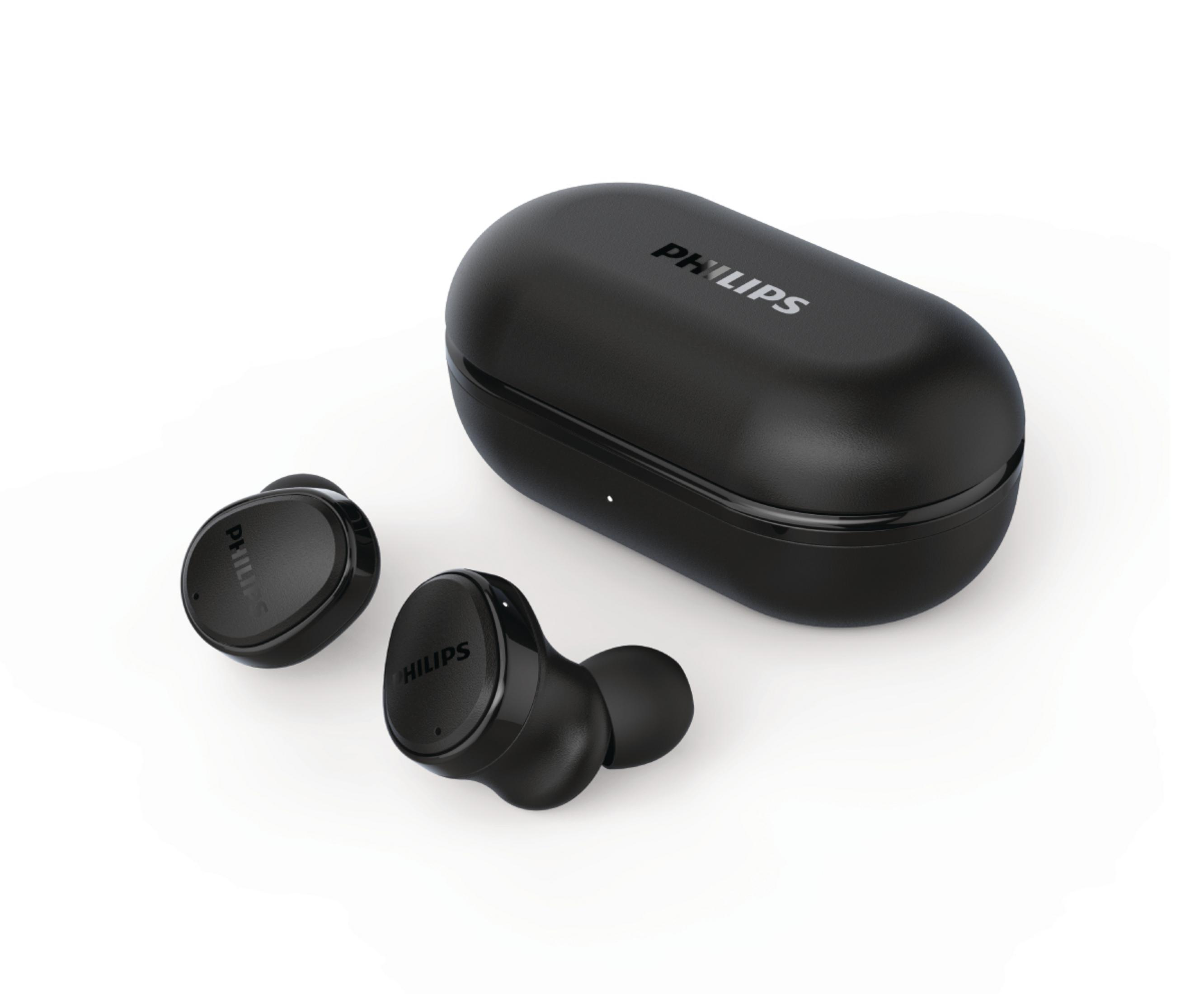 Auricolari Philips neri e la loro custodia di ricarica, esposti su sfondo bianco.