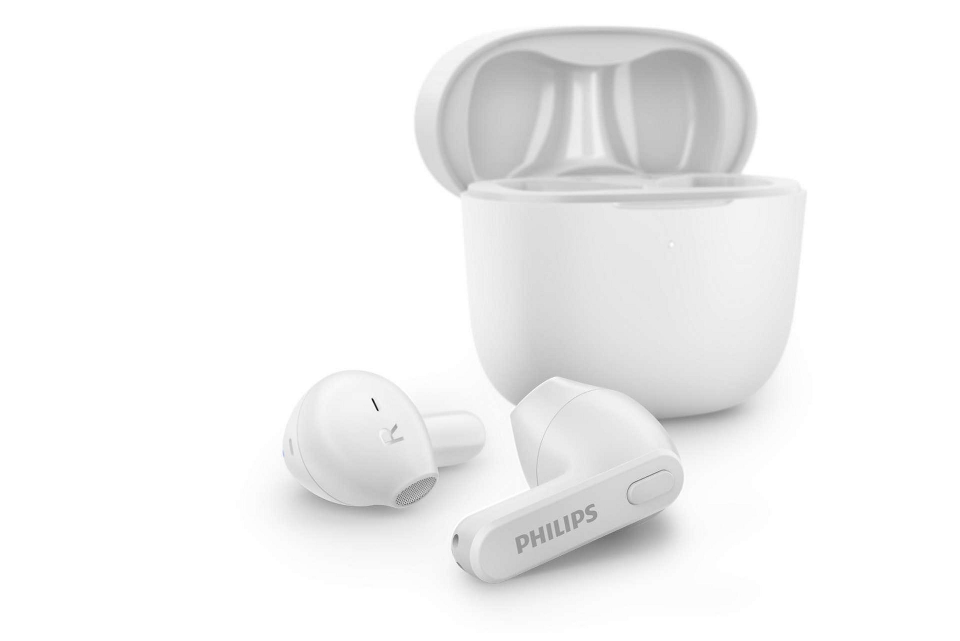 Auriculares y estuche de carga Philips blancos sobre fondo blanco. Los auriculares están a la izquierda.