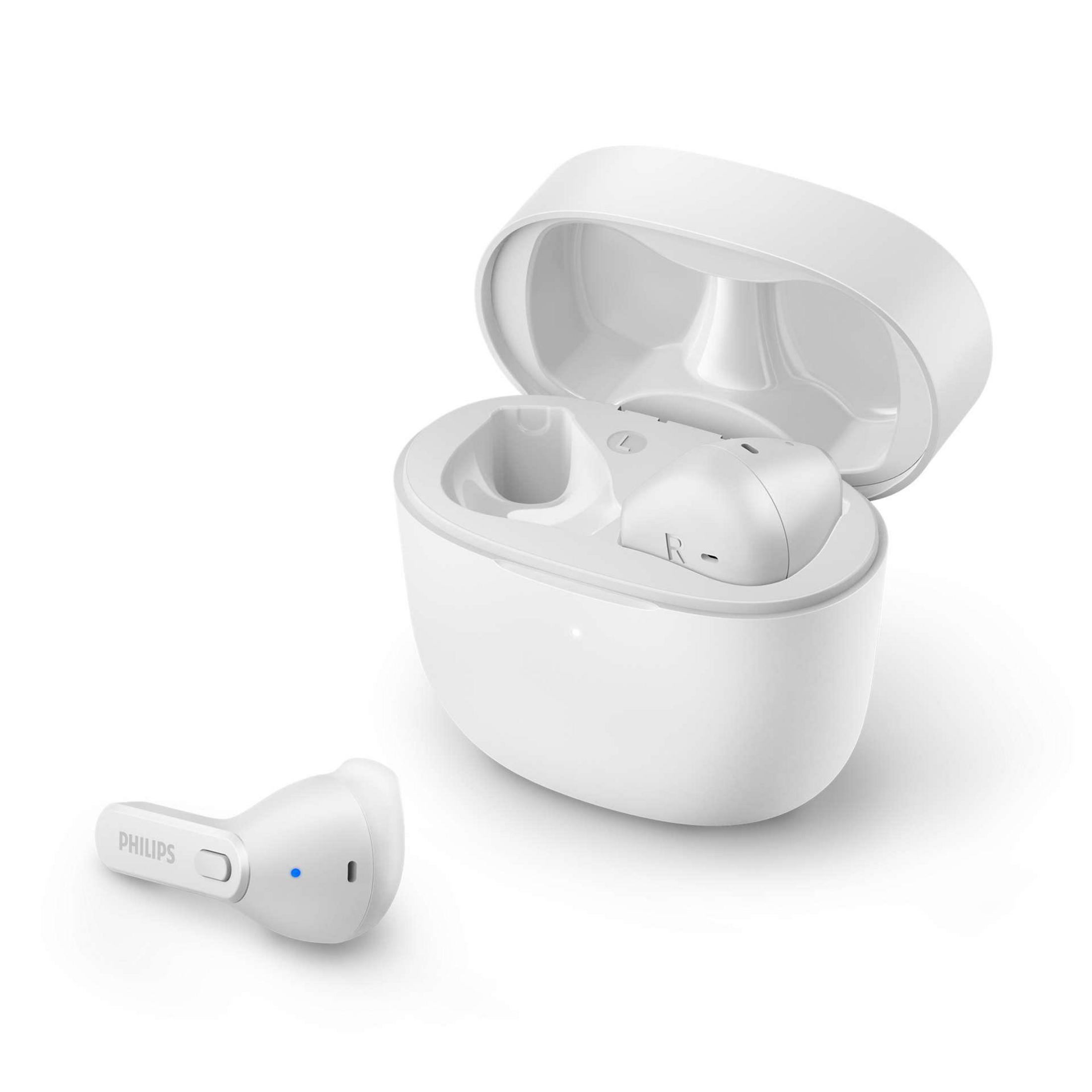 Auriculares Philips blancos y estuche de carga, un auricular separado, sobre superficie blanca.