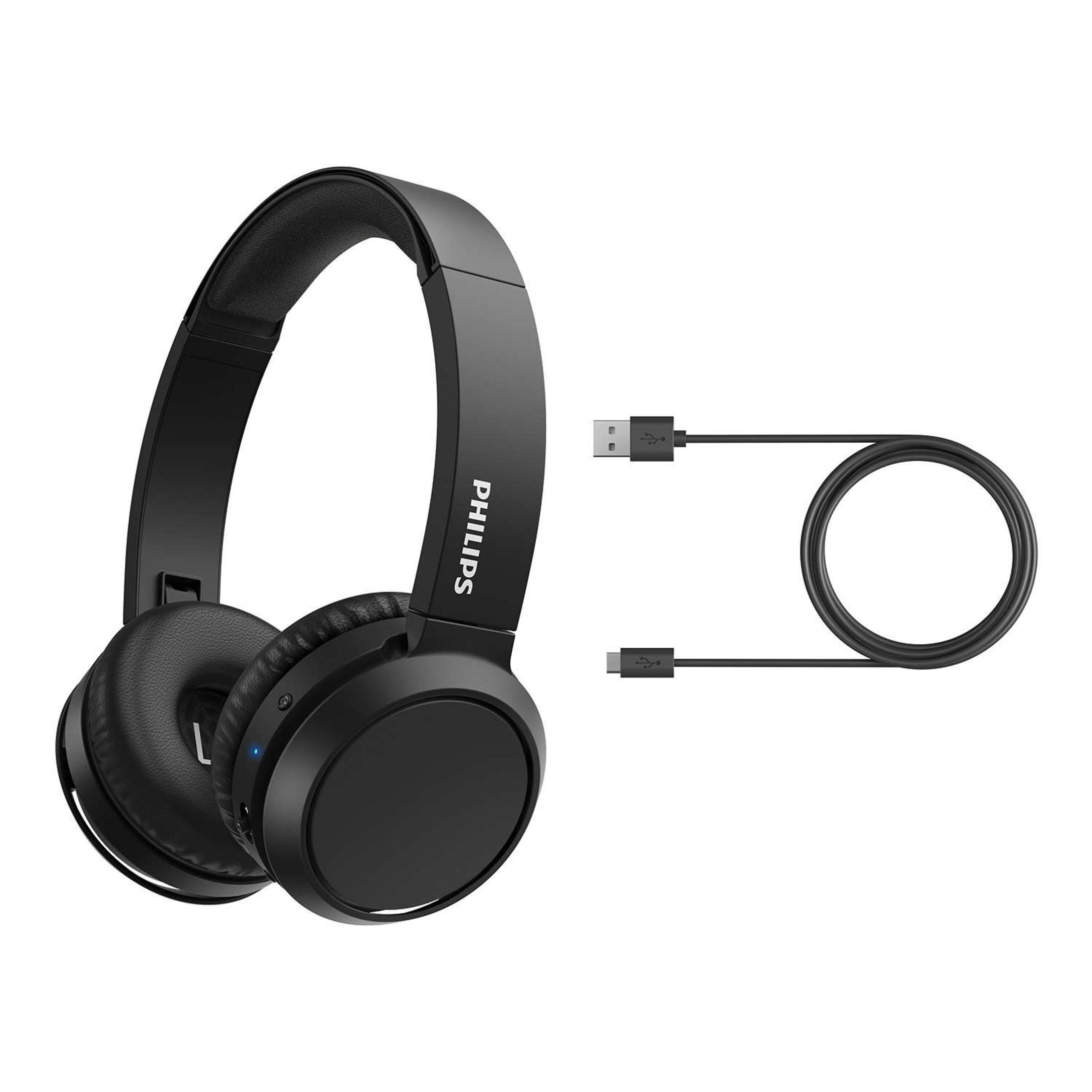 Schwarze Philips-Kopfhörer und ein USB-C-Kabel auf weißem Hintergrund.