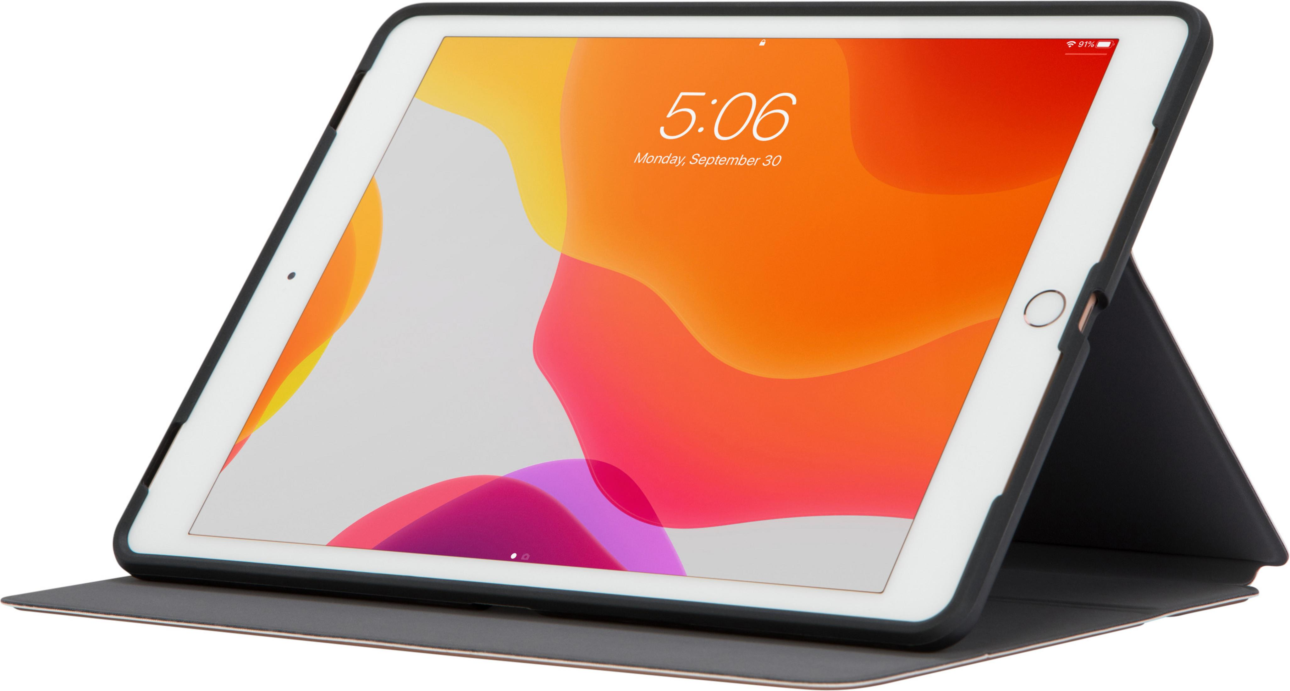 Geöffnetes iPad auf einem Ständer, das einen Startbildschirm mit Uhrzeit zeigt.