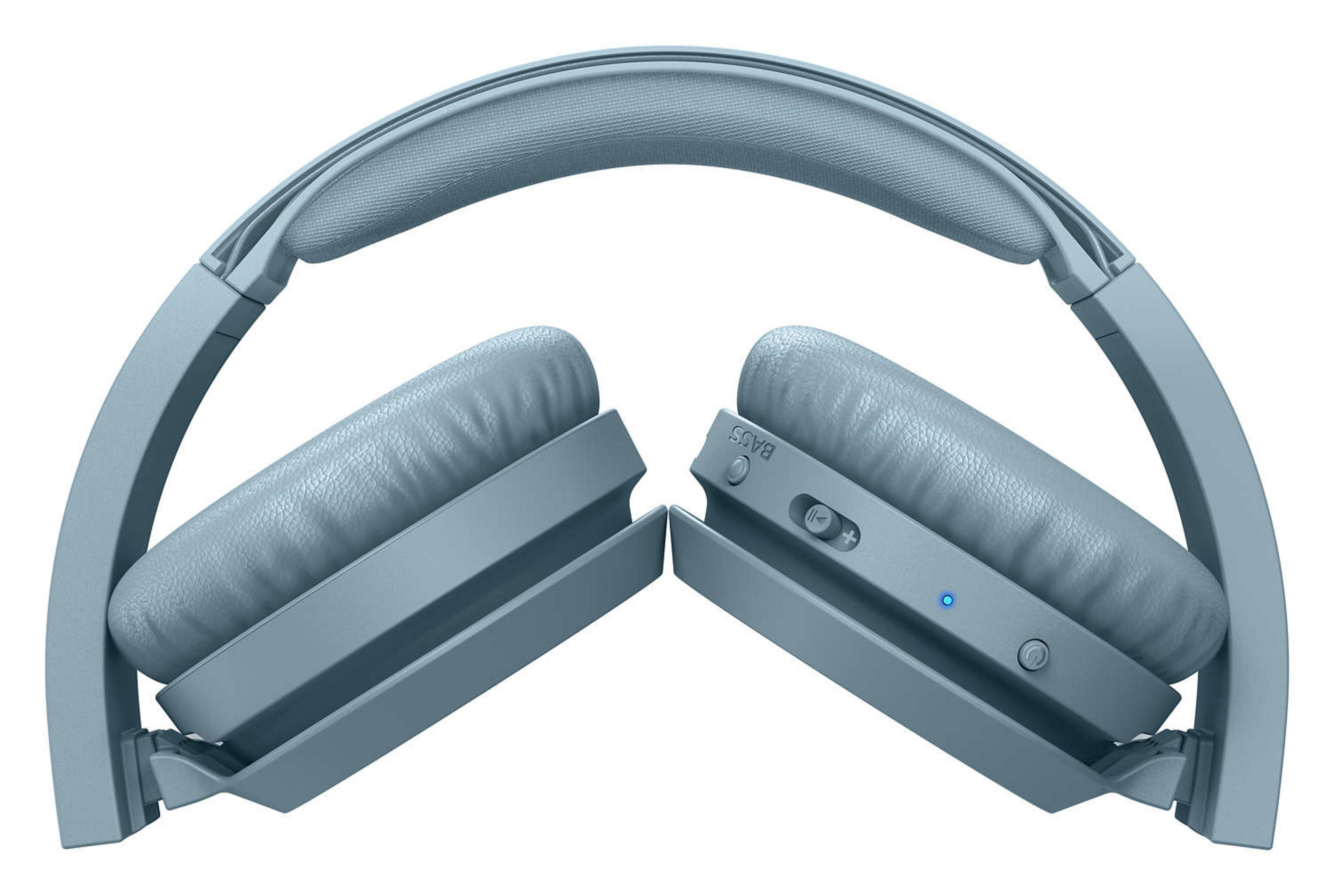 Auriculares azules plegados. Tienen una diadema y almohadillas acolchadas. Los auriculares tienen controles.