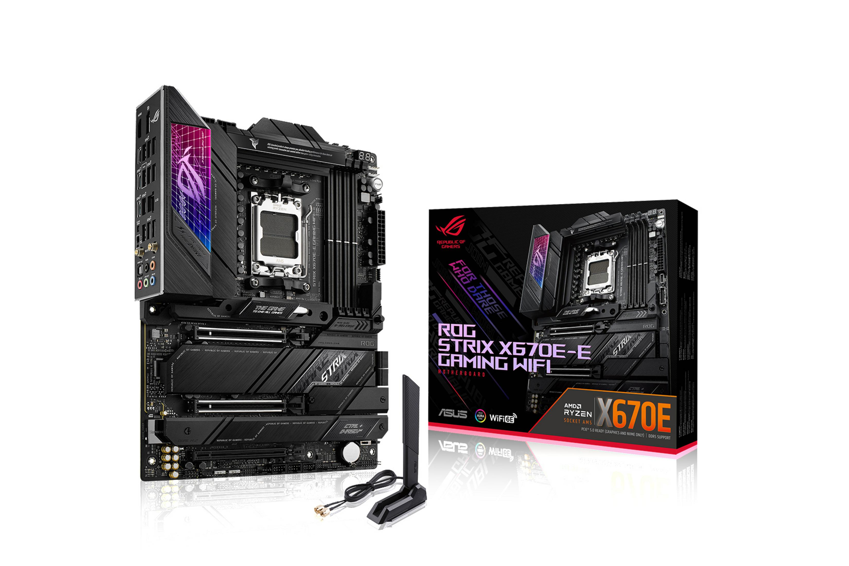 Scheda madre Asus ROG Strix X670E Gaming WIFI e scatola. Design nero, sfondo bianco. Antenne incluse.