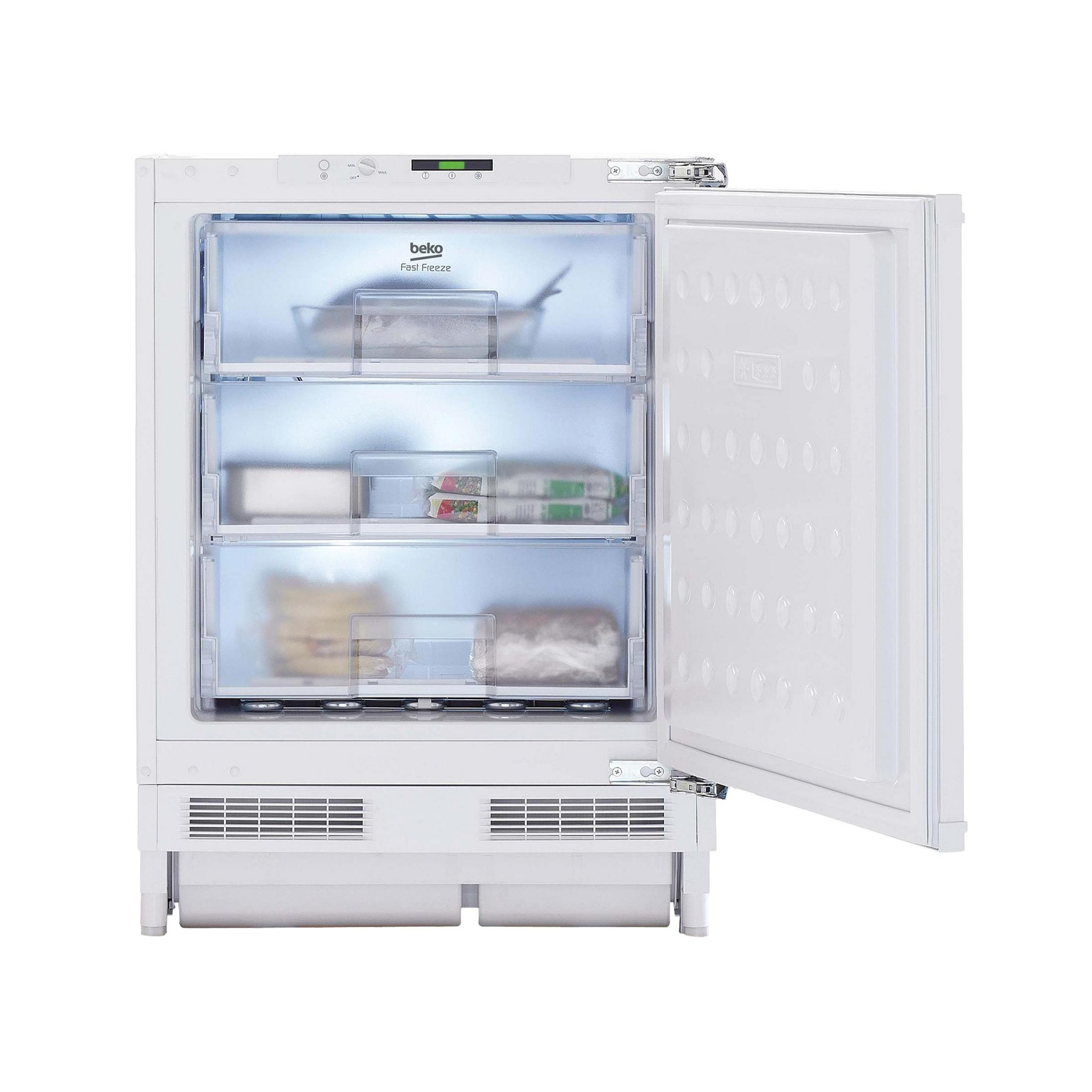 Frigorifero bianco con porta aperta, mostra ripiani con cibo.