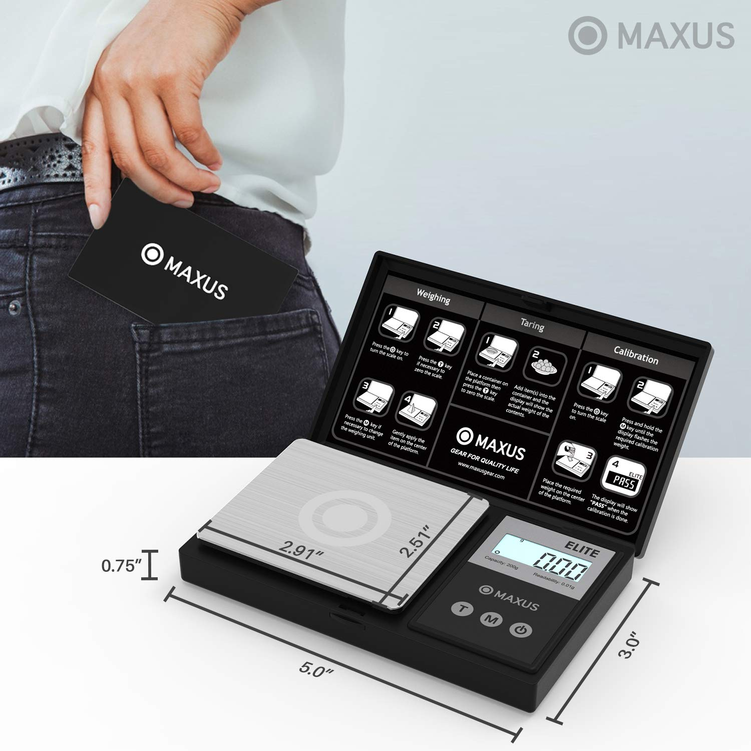 Eine Person nimmt eine Maxus-Karte aus der Tasche. Eine Digitalwaage zeigt Display, Wiegen, Tarieren und Kalibrieren.