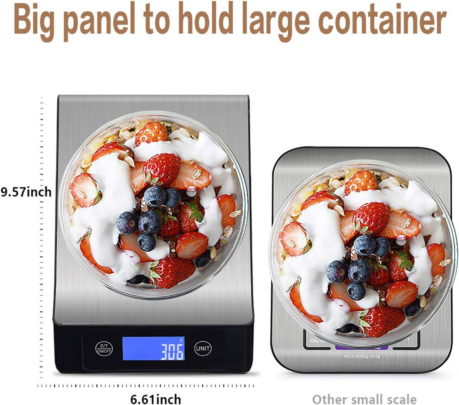 Zwei digitale Waagen mit einer Schüssel Erdbeeren und Blaubeeren, die Gewichts- und Maßangaben zeigen.