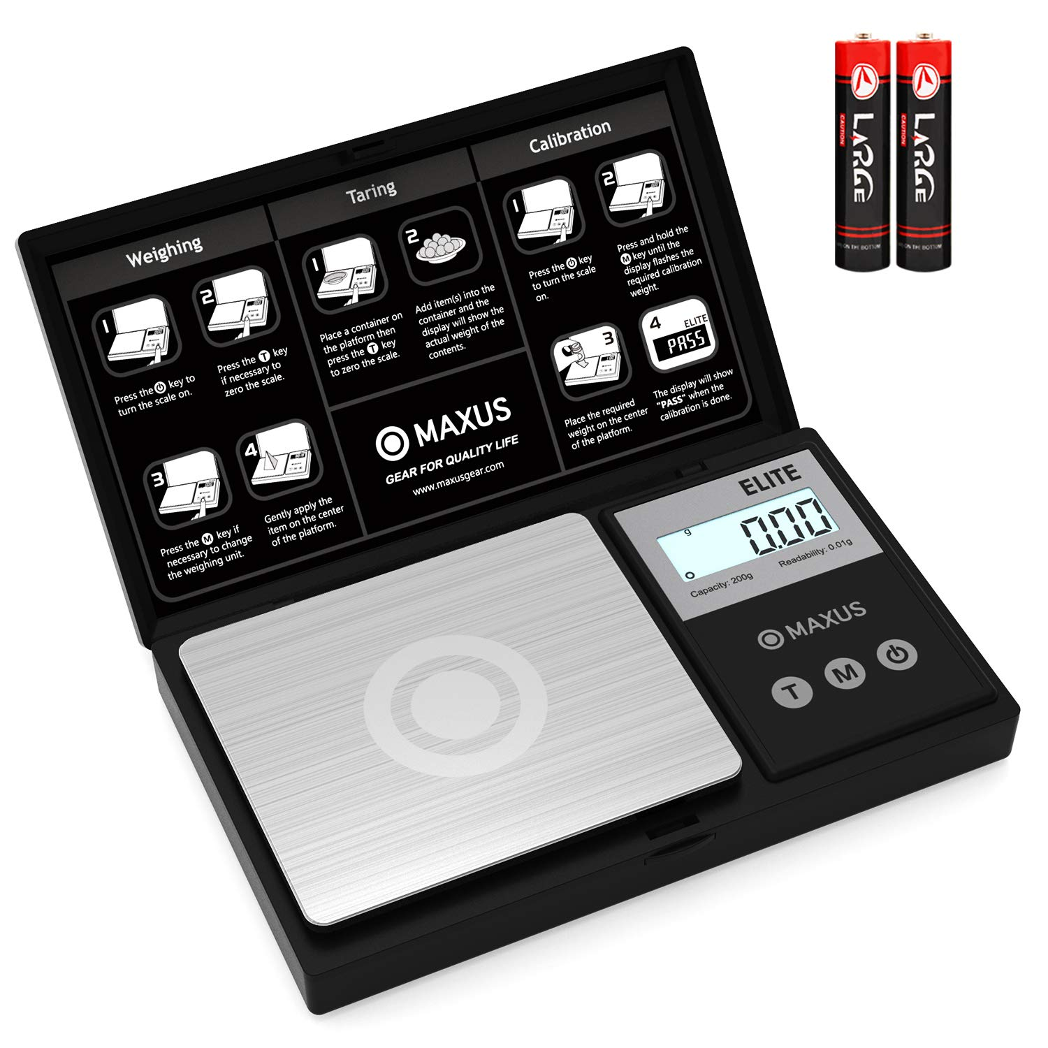 Schwarze und silberne Digitalwaage mit Anweisungen und zwei AA-Batterien. Die Waage ist geöffnet und auf einer weißen Oberfläche.
